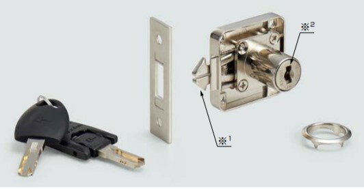 ※image photo 面付 シリンダー カマ錠 A-605-22型 サイバー5シリーズ（ウェーブキー仕様） 【説明】用途：取付面：鍵違い数：マスターキー：解錠時：対応タートルロック 片引戸ローラーシャッター：木：200通り：200通り（1マスターのみ）：キーは抜ける：サイバー5シリーズ/サイバー3シリーズ 優れた防犯性とコストパフォーマンスを両立したシリンダー錠です。2種類のキー仕様が選べます。 サイバー5：ウェーブキー仕様 ディンプルキーにさらにウェーブ溝付のため、ディンプルキーよりさらに複製が困難です。 サイバー3：ディンプルキー仕様 一般的なキーより複製しにくい。 別売のマスターキーで一括管理できます。 キーは抜き差し方向のないリバーシブルタイプです。 【注　意】 錠前の取り扱い上のご注意をご確認ください。 【付属品】 シリンダー内筒・キーCL33型又はCL53型 リング、ストライク 十字穴付皿木ねじ3.1×20（本体用） 十字穴付皿木ねじ3.1×13（ストライク用） ※1カマ部は本体に収納されない仕様です。 ※2CL33型使用時、写真の鍵穴は縦向きになります。 複数のキャビネットを同じキーで施解錠できます サイバー5・サイバー3シリーズの中で同じキー番号をご指定いただくと、図のように同じキーで複数のキャビネットを施解錠できます。 ※タートルロックする場合は、同一シリーズ・同一キー番号で揃えてください。サイバー3とサイバー5を混ぜてタートルロックできません。 【材料】(1)本体：亜鉛合金 (2)リング：鋼 (3)ストライク：鋼 (4)内筒：亜鉛合金 (5)キー：黄鋼／ポリプロピレン（PP） 【色】(1)本体：- (2)リング：- (3)ストライク：- (4)内筒：- (5)キー：ブラック 【仕上】(1)本体：ニッケルめっき (2)リング：ニッケルめっき (3)ストライク：ニッケルめっき (4)内筒：ニッケルめっき (5)キー：ニッケルめっき 【サイズ】適応板厚※：※ A：B 16〜 20：56.5：67.5 ※板厚に応じて、適宜別売のスペーサー（下記）を必要数ご使用ください。 【重量】101g 【注文コード】150-043-016 【品番】A-605-22-CL53-B 別番/同番：別番 シリンダー径：18 キー抜き差し：2ヶ所 キー回転角度：90度 ［輸入］このマークの製品は輸入品のため「寸法・色調・作動感のばらつき」や、予告なく仕様変更等を行う場合があります。 製品内容は、部品としての品質範囲です。この部品を使用した最終製品の機能・性能・安全を保証するものではありません。 ※画像はイメージです。 ※パッケージ、仕様、品番などの変更が予告なく変更される場合が御座います。 カテゴリー