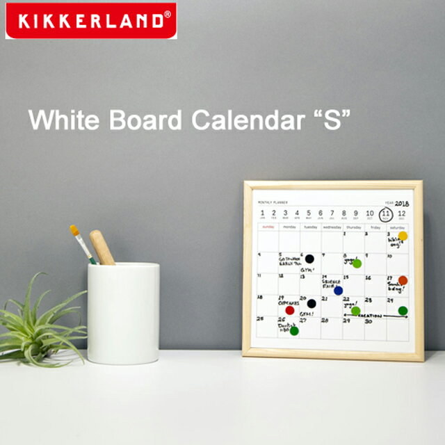 Kikkerlandのマンスリーホワイトボードです。ホワイトボードでは珍しいナチュラルなウッドフレームでオフィスだでなく、家庭用として違和感なく使えます。壁掛け、スタンド両方で使えるので置く場所も選びません。また、カラーマグネットが付いているので、無機質になりがちなホワイトボードもカラフルにスケジュールを書き込めます。仕事のスケジュール管理、忘れていはいけない約束、家族の用事など書き込んでシェアしましょう。 サイズ: W20×D20×H1cm 素　材：Magnet board, Pine wood 備　考：ディスプレイスタンド、壁掛け用の紐、ペン(黒)、カラーマグネット付き ●その他キッカーランドのアイテムはこちらからご購入いただけます。 詳細はこちらからご確認下さい バレンタインデー、ホワイトデー、クリスマスギフト、母の日、父の日、敬老の日のギフトには文具をお勧めします。ブライダル、誕生日、記念日、恩師・上司への贈り物、結婚内祝い、出産内祝い、合格祝い、就職祝い、卒業祝い、入園・入学祝い、昇進祝い、還暦祝いなどのお祝いのプレゼントや、販売促進の景品やギフトに文房具が喜ばれます。おしゃれ文具やデザイン雑貨、かわいい雑貨、文具女子にも人気の文房具をご用意しています。文房具ならDESK LABO(デスクラボ）。　 1992年ニューヨークで設立された玩具メーカーKIKKERLAND/キッカーランド。「日々の生活をより楽しめるもの」をテーマに、オランダをはじめ世界各国のデザイナーの作品を中心に数多くのオリジナルプロダクトを発表しています。キッカーランド社の商品は世界各国のお店やミュージアムショップで販売され、世界中で親しまれています。　