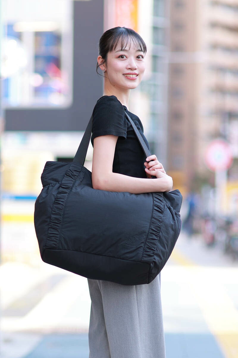 ★DD刺繍Bigナイロントートバッグ★ DDスタッフ待望のオリジナルバッグがついに発売開始！ 企画から発売まで一からDDのスタッフが細かく考えこだわりのバッグが完成しました。 こだわりポイント！ 1.日々のレッスンからリハーサルまで持っていける嬉しい大容量！ 2.とにかく軽量にしました！大荷物でもバッグ自体が軽いのが嬉しい！ 3.シンプルで邪魔しないデザインに。 DDのロゴは目立ちすぎずさりげないのでバレエ以外にも使えます。 4.ファスナー付きで持ち運びも安心♪内側には小さなポケットも♪ 5.肩に負担が無いよう手持ち部分は太めにしました。 6.外側に2つ大きめポケットがついているのでタオルやペットボトルが簡単に取り出せます。 7.バレエをしている方にプレゼントも喜んでいただけます ★ロゴは二種類ありますので、A.Bからお選びください。 　　仕様 商品番号 dd-embroiderybag 商品詳細 DDスタッフ待望のオリジナルバッグがついに発売開始！ 企画から発売まで一からDDのスタッフが細かく考えこだわりのバッグが完成しました。 こだわりポイント！ 1.日々のレッスンからリハーサルまで持っていける嬉しい大容量！ 2.とにかく軽量にしました！大荷物でもバッグ自体が軽いのが嬉しい！ 3.シンプルで邪魔しないデザインに。 DDのロゴは目立ちすぎずさりげないのでバレエ以外にも使えます。 4.ファスナー付きで持ち運びも安心♪内側には小さなポケットも♪ 5.肩に負担が無いよう手持ち部分は太めにしました。 6.外側に2つ大きめポケットがついているのでタオルやペットボトルが簡単に取り出せます。 7.バレエをしている方にプレゼントも喜んでいただけます ★ロゴは二種類ありますので、A.Bからお選びください。 素材 ナイロン100% 軽さ 約390g