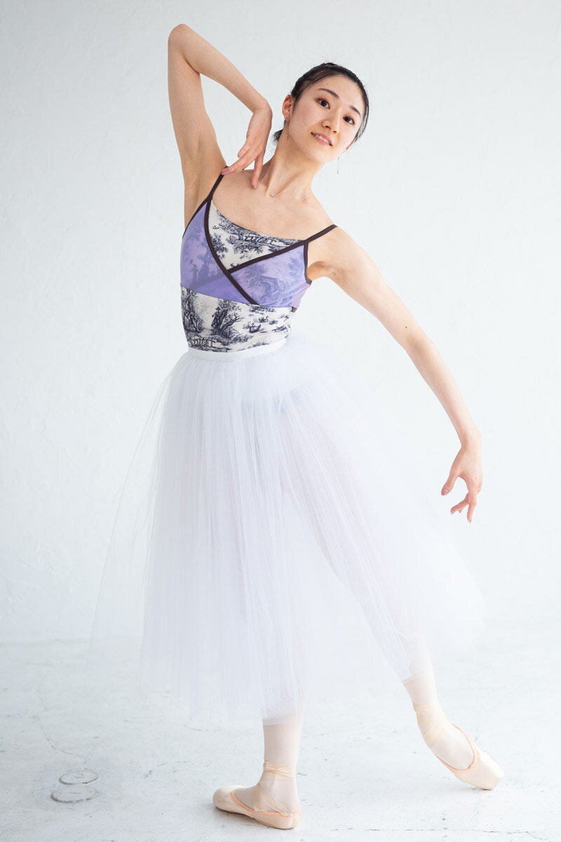 　　仕様 商品番号 5856-119 商品詳細 DessusDessous×新国立劇場バレエ団ダンサーコラボ企画の 第1弾は追加生産になるほど大好評でございました！ 今回も新国立劇場バレエ団ダンサーが1から デザインにこだわりDDのデザイナーと細かく打ち合わせをし、 安心できる縫製の技術を組み込んだ 特別なレオタードが1年の月日をかけてついに完成しました 関優奈さんは前回同様 肩幅が広い悩みがあるので、そこを生かしつつ 綺麗に見えるデザインを考えてくれました また、関さんならではの他のレオタードでは 絶対みないような柄を選んでくれています！ ・レッスンでしっかり自分の体を確認できるよう キャミソールを今回はデザインしてくれました ・パワーメッシュの色は顔周りがスッキリ見えるラベンダーパープル色に ・後ろは気分が上がるようドットのパワーメッシュを使用 ・動きやすさが抜群のキャミソールレオタードなので、 集中したいレッスンや、オーディション用にも！ ※バストカップは別売りです。 ●商品によって柄の出かたが異なります ★ドゥッシュドゥッスゥのオリジナル商品は日本製です。 素材 ポリエステル84％ ポリウレタン16％ (別布)ポリエステル100％ (裏地)ナイロン100％ サイズ詳細 単位:cm サイズ表(cm) サイズ 身長 バスト ヒップ Mサイズ 153～162 79～87 88～94 Lサイズ 160～168 85～93 93～99 平置き実寸(cm) サイズ 身丈 身幅 ウエスト幅 肩幅 ヒップ幅 Mサイズ 60 31.5 28 22 36 Lサイズ 62 33 29.5 23 37.5 ●前身下裏地付き 生産国 日本製 ★新国立劇場バレエ団コラボ・シリーズはこちら★