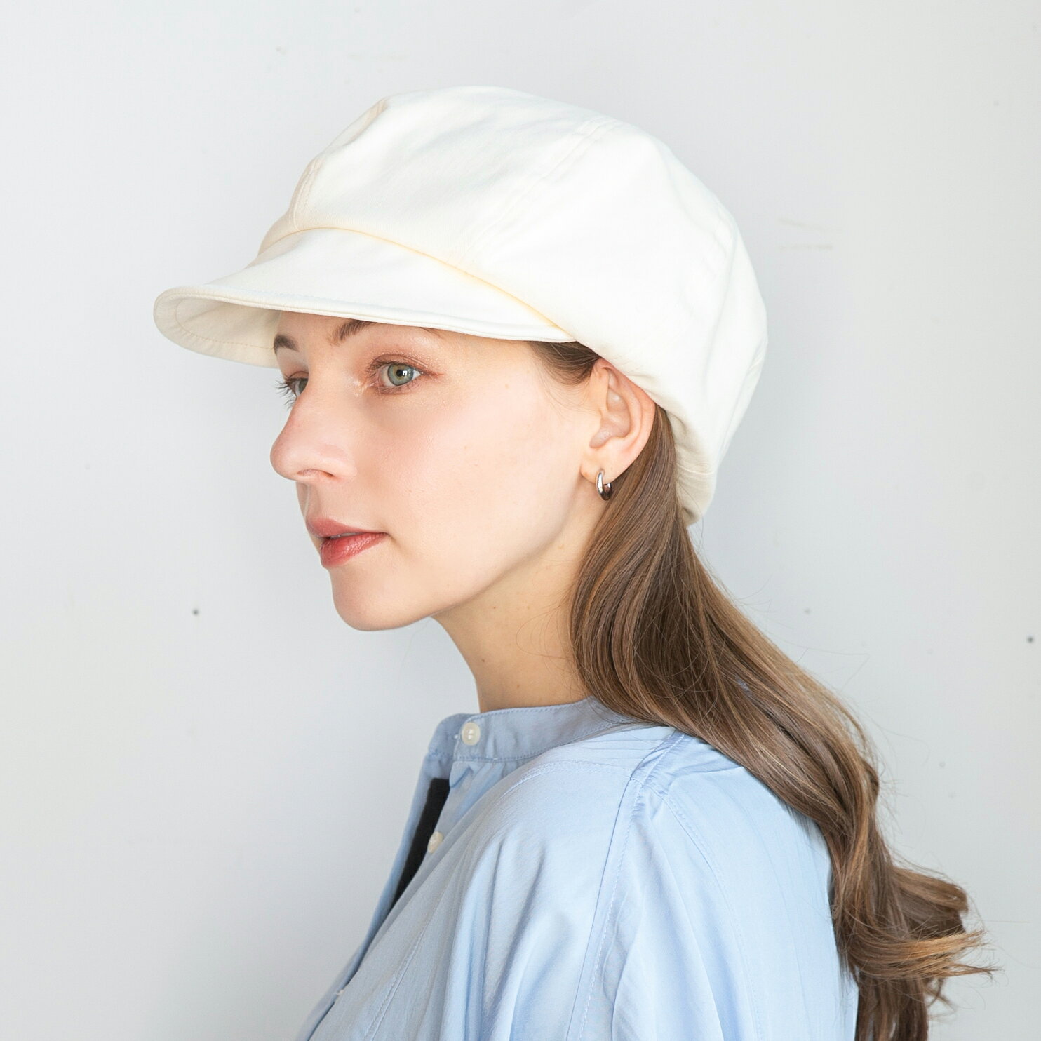 「ふっくら小顔効果◎のボリュームキャスケット」すっぽり深めに被れるふっくらキャスケットです。クラウンがふっくらしているのでキャスケット以外にもクラウン部分を前に倒してハンチング風やツバを後ろにしてベレー風に被ることができます。トップのボリュームが小顔効果にも◎◎内側にあるすべりの裏側には、サイズを調節して頂けるテープが付いていますので ご自分のサイズ感で被って頂けます。◎手洗いも可能なので、いつでも清潔に保って頂けます。 サイズ　頭囲：〜約58cm、深さ：約12cm、つば：約6cm 素材：綿97%ポリウレタン3% 　サイズ調整可能手洗い可能ベージュ系 アイテム説明 帽子/ふっくらキャスです。メンズもレディースも使用OKの帽子です。 「ふっくら小顔効果◎のボリュームキャスケット」すっぽり深めに被れるふっくらキャスケットです。クラウンがふっくらしているのでキャスケット以外にもクラウン部分を前に倒してハンチング風やツバを後ろにしてベレー風に被ることができます。トップのボリュームが小顔効果にも◎◎内側にあるすべりの裏側には、サイズを調節して頂けるテープが付いていますので ご自分のサイズ感で被って頂けます。◎手洗いも可能なので、いつでも清潔に保って頂けます。 サイズ　頭囲：〜約58cm、深さ：約12cm、つば：約6cm 素材：綿97%ポリウレタン3% 商品番号 103933 サイズ ◆頭囲…〜約58cm◆深さ…約12cm◆つば…約6cm 素材 綿97%ポリウレタン3% その他 サイズ調整可能 手洗い可能 配送方法・送料 メール便の場合は、(※日時指定不可・郵便受け投函)(※損害補償なし・3,4日後のポスト投函)になります。※対応地域はショッピングガイドの配送目安をご確認下さい。
