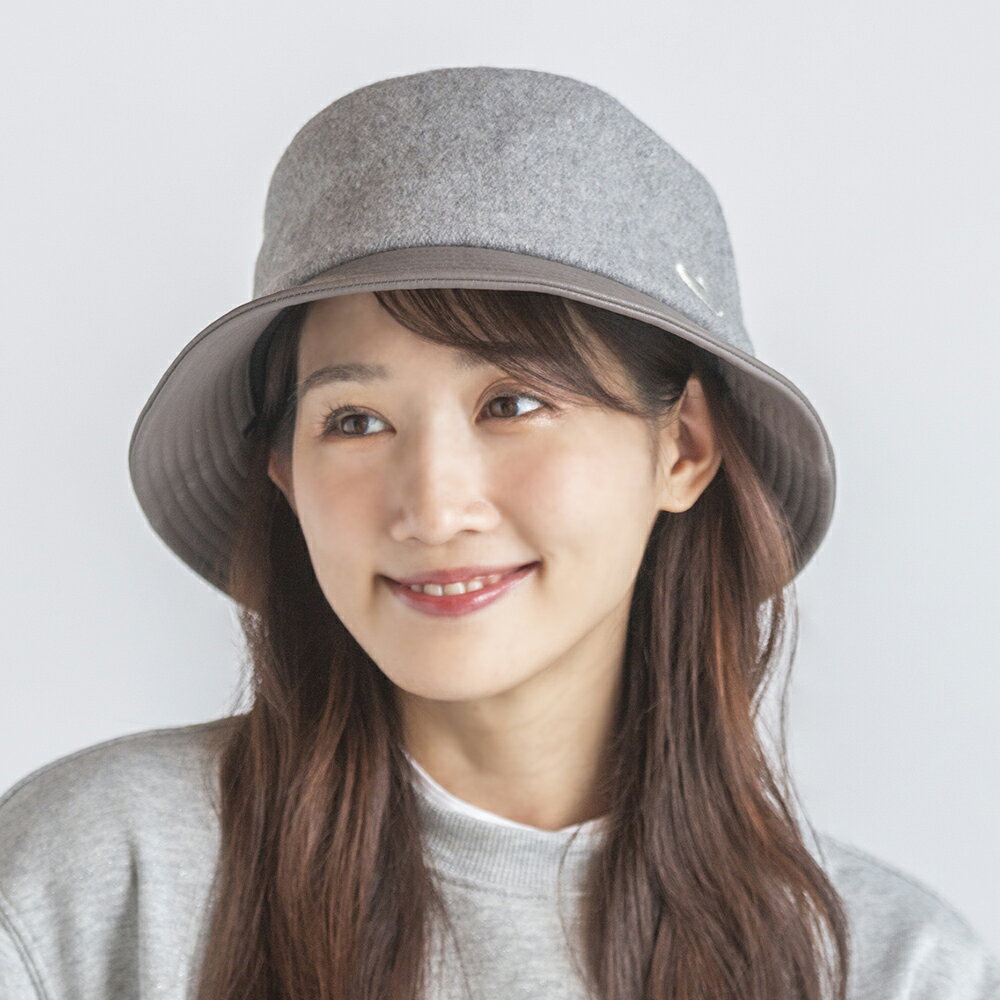 異素材MIXがおしゃれなカジュアルハットです。フェイクレザー素材のツバ部分と同系色の糸で施した刺繍がポイント。秋冬にぴったりの色合いでいつものコーデのおしゃれワンポイントに！内側にあるすべりの裏側にはサイズを調節して頂けるテープが付いていますので、ご自分のサイズ感で被って頂けます。サイズ:頭囲:〜約58cm:深さ:約11.5cm:つば:約5cm素材：(クラウン部分)ウール50% ポリエステル50％ (ツバ部分)ポリエステル55% ポリウレタン45％サイズ調節可能ブラック系 グレー系 ブラック系 ブラウン系 アイテム説明 異素材MIXがおしゃれなカジュアルハットです。フェイクレザー素材のツバ部分と同系色の糸で施した刺繍がポイント。秋冬にぴったりの色合いでいつものコーデのおしゃれワンポイントに！内側にあるすべりの裏側にはサイズを調節して頂けるテープが付いていますので、ご自分のサイズ感で被って頂けます。 商品番号 104172 サイズ 頭囲:〜約58cm:深さ:約11.5cm:つば:約5cm 素材 (クラウン部分)ウール50% ポリエステル50％ (ツバ部分)ポリエステル55% ポリウレタン45％ その他 FALSE
