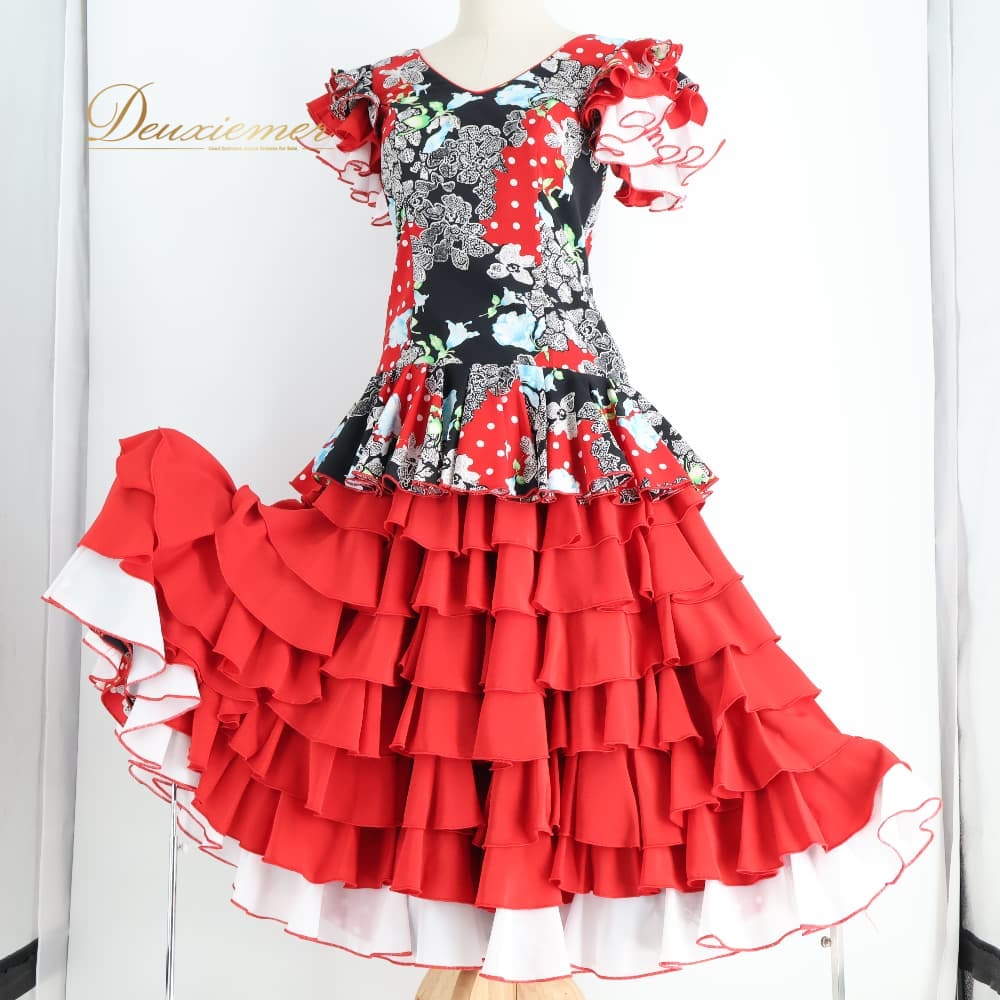 【 商品説明 】 【商品名】 ダンス衣装 フラメンコ ■ トップス 【サイズ】表記なし 平置き実測：総丈約61cm（裾～肩部まで）、身幅約48cm、ウエスト約38cm ※実測の為、多少の誤差はご了承ください 【仕様】 ・背面ファスナー仕様 ・伸縮性なし ・胸パッドなし ・肩パッドなし 【品質表示】 表示なし ------------------------------------ ■ ファルダ 【サイズ】表記なし 平置き実測：総丈約78cm、ウエスト約31cm ※実測の為、多少の誤差はご了承ください 【仕様】 ・伸縮性なし ・ウエストゴム仕様 ・ウエスト紐仕様 【品質表示】 表示なし ------------------------------------ 【ポイント】 ▽レッド×ブラック×ホワイト ▽段々のボランテがかわいいデザイン ------------------------------------ 【撮影時使用トルソー】 種　類：女性用トルソー9号 サイズ：肩先〜床約135cm（身長約160cm）、肩幅約38cm、バスト約86cm、ウエスト約64cm、ヒップ約84cm 掲載の着用画像はAIによるイメージです 【 商品状態 】 身頃幅出ししたような跡御座います。 うっすら汚れ、細かな綻び御座います。 使用品となりますので、小傷、擦り傷、小汚れなどはご了承ください。 モニターの発色により実際と異なる場合があります。 【 送付方法 】 全品送料無料! 【 その他 】 【ご覧いただきありがとうございます】 ダンス衣装専門ショップ「D-euxièmer（ドゥーズィエマー）」です。 【取扱商品】 社交ダンス（スタンダード・モダン・ラテン）を中心に、フラメンコ、ベリーダンス、フラ、タヒチアン、バレエ、フォークダンスなどの衣装・ドレスを多数出品中。 その他にも、パーティードレス・ナイトドレス・フォーマル・ウェディング衣装・バッグ・シューズ・アクセサリー・髪飾り・帽子・楽器などもございます。 ※希少な一点物もございますので、お早めにご検討ください。 ご質問はお気軽にコメントください♪ 皆さまとのご縁を心よりお待ちしております。 【 管理番号 】 H042-2511020001772