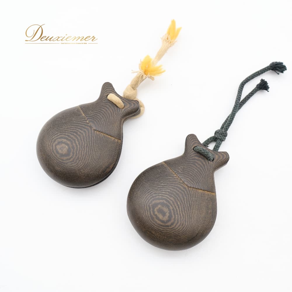 【 商品説明 】 【商品名】 フラメンコ 小物 パリージョ 【サイズ】表記なし 縦幅約8.8cm、横幅約6.8cm ※実測の為、多少の誤差はご了承ください ------------------------------------ 【ポイント】 ▽ブラウン ▽木製で温かみのあるカスタネット ------------------------------------ 【 商品状態 】 全体に多数傷、欠け有り。 内側ざらつき有り。数字が彫られております。 紐に色褪せ、汚れ、毛羽立ち有り。 使用品となりますので、小傷、擦り傷、小汚れなどはご了承ください。 モニターの発色により実際と異なる場合があります。 【 送付方法 】 全品送料無料! 【 その他 】 【ご覧いただきありがとうございます】 ダンス衣装専門ショップ「D-euxièmer（ドゥーズィエマー）」です。 【取扱商品】 社交ダンス（スタンダード・モダン・ラテン）を中心に、フラメンコ、ベリーダンス、フラ、タヒチアン、バレエ、フォークダンスなどの衣装・ドレスを多数出品中。 その他にも、パーティードレス・ナイトドレス・フォーマル・ウェディング衣装・バッグ・シューズ・アクセサリー・髪飾り・帽子・楽器などもございます。 ※希少な一点物もございますので、お早めにご検討ください。 ご質問はお気軽にコメントください♪ 皆さまとのご縁を心よりお待ちしております。 【 管理番号 】 J005-9911080000167