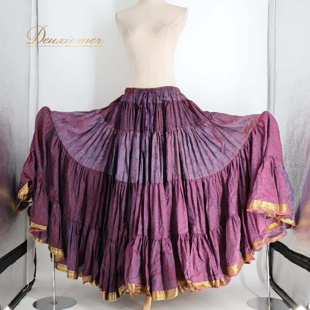 【中古】 ベリーダンス 衣装 ジプシースカート 32ヤード ジプシースタイル パープル系 柄 模様 薄い かわいい ティアード 紫 ボリューム スカート 華やか ダンス衣装 イベント ステージ 練習 レッスン ゴールド系 ジプシー衣装 ダンススカート E011-2513118000551