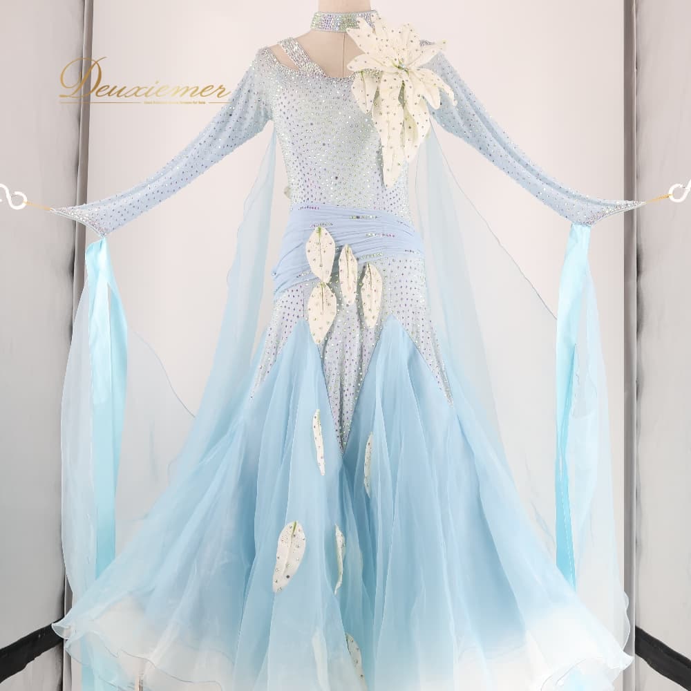 【 商品説明 】 【商品名】 ダンス衣装 社交ダンス スタンダード 【サイズ】M表記 平置き実測：総丈約125cm（裾〜肩部まで）、身幅約39cm、ウエスト約32cm ※実測の為、多少の誤差はご了承ください 【仕様】 ・背面ファスナー仕様 ・レオタード（ボタン）仕様 ・上半身のみ伸縮性あり ・胸パッドあり 【品質表示】 表示なし 【補足事項】 9号のトルソーにはやや余裕のあるサイズ感です ------------------------------------ 【ポイント】 ▽forever フォーエバー ▽スカート4枚重ね ▽大きな花飾りが特徴的なドレス ------------------------------------ 【撮影時使用トルソー】 種　類：女性用トルソー9号 サイズ：肩先〜床約135cm（身長約160cm）、肩幅約38cm、バスト約86cm、ウエスト約64cm、ヒップ約84cm 掲載の着用画像はAIによるイメージです 【 商品状態 】 石取れ御座います。（開封時や着脱時取れる場合あり） 接着跡黄色い箇所複数御座います。 片手フロート取れかけ、薄く汚れ数か所、内側シミ箇所御座います。 使用品となりますので、小傷、擦り傷、小汚れなどはご了承ください。 モニターの発色により実際と異なる場合があります。 【 送付方法 】 全品送料無料! 【 その他 】 【ご覧いただきありがとうございます】 ダンス衣装専門ショップ「D-euxièmer（ドゥーズィエマー）」です。 【取扱商品】 社交ダンス（スタンダード・モダン・ラテン）を中心に、フラメンコ、ベリーダンス、フラ、タヒチアン、バレエ、フォークダンスなどの衣装・ドレスを多数出品中。 その他にも、パーティードレス・ナイトドレス・フォーマル・ウェディング衣装・バッグ・シューズ・アクセサリー・髪飾り・帽子・楽器などもございます。 ※希少な一点物もございますので、お早めにご検討ください。 ご質問はお気軽にコメントください♪ 皆さまとのご縁を心よりお待ちしております。 【 管理番号 】 Z003-2510122017681
