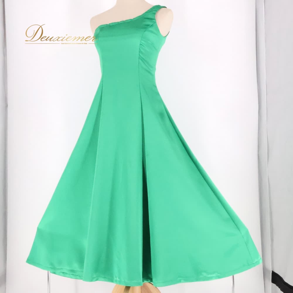 【中古】 PUALANI プアラニ フラダンス 衣装 ワンピース ドレス グリーン系 ワンカラー ワンショルダー アシンメトリー 無地 光沢感 華やか 鮮やか 明るい きれい 上品 おしゃれ かわいい 緑 ハワイアン アロハ フラ ダンス レッスン 練習 フラダンス衣装 A131-2512019010423