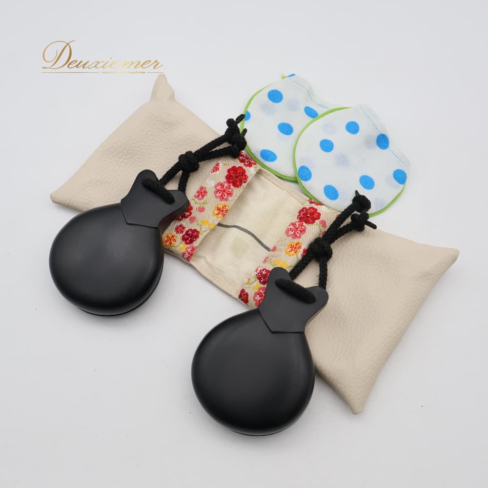 【 商品説明 】 【商品名】 フラメンコ 小物 パリージョ 【サイズ】表記なし 縦幅約9.4cm、横幅約7cm ※実測の為、多少の誤差はご了承ください 【仕様】 ・ケース付き ------------------------------------ 【ポイント】 ▽FILIGRANA ▽シンプルなデザイン ------------------------------------ 【 商品状態 】 全体的に細かな傷有り。 数か所スレ、欠け、汚れ有り。 後付けのシール有り。 紐全体的に毛羽立ち有り。 ケースに多数汚れ有り。 使用品となりますので、小傷、擦り傷、小汚れなどはご了承ください。 モニターの発色により実際と異なる場合があります。 【 送付方法 】 全品送料無料! 【 その他 】 【ご覧いただきありがとうございます】 ダンス衣装専門ショップ「D-euxièmer（ドゥーズィエマー）」です。 【取扱商品】 社交ダンス（スタンダード・モダン・ラテン）を中心に、フラメンコ、ベリーダンス、フラ、タヒチアン、バレエ、フォークダンスなどの衣装・ドレスを多数出品中。 その他にも、パーティードレス・ナイトドレス・フォーマル・ウェディング衣装・バッグ・シューズ・アクセサリー・髪飾り・帽子・楽器などもございます。 ※希少な一点物もございますので、お早めにご検討ください。 ご質問はお気軽にコメントください♪ 皆さまとのご縁を心よりお待ちしております。 【 管理番号 】 J005-9911080000181