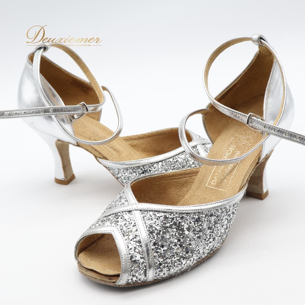 【 商品説明 】 【商品名】 ダンス衣装 社交ダンス ラテン 【サイズ】23表記 【品質表示】 表示なし 【補足事項】 23表記、ヒール高さ約7cm ※多少の誤差はご了承ください ※メーカーによってサイズ感が異なります ------------------------------------ 【ポイント】 ▽Sekine セキネ ▽キラキララメが華やかなデザイン ▽ダンスシューズ ------------------------------------ 【 商品状態 】 つま先辺り中敷剥がれ箇所御座います。 全体的に毛羽立ちがあり、ラメの部分的な剥がれ、スレ、汚れ、シワ、傷等ダメージ御座います。 状態は画像参照ください。 使用品となりますので、小傷、擦り傷、小汚れなどはご了承ください。 モニターの発色により実際と異なる場合があります。 【 送付方法 】 全品送料無料! 【 その他 】 【ご覧いただきありがとうございます】 ダンス衣装専門ショップ「D-euxièmer（ドゥーズィエマー）」です。 【取扱商品】 社交ダンス（スタンダード・モダン・ラテン）を中心に、フラメンコ、ベリーダンス、フラ、タヒチアン、バレエ、フォークダンスなどの衣装・ドレスを多数出品中。 その他にも、パーティードレス・ナイトドレス・フォーマル・ウェディング衣装・バッグ・シューズ・アクセサリー・髪飾り・帽子・楽器などもございます。 ※希少な一点物もございますので、お早めにご検討ください。 ご質問はお気軽にコメントください♪ 皆さまとのご縁を心よりお待ちしております。 【 管理番号 】 K003-0010233000012