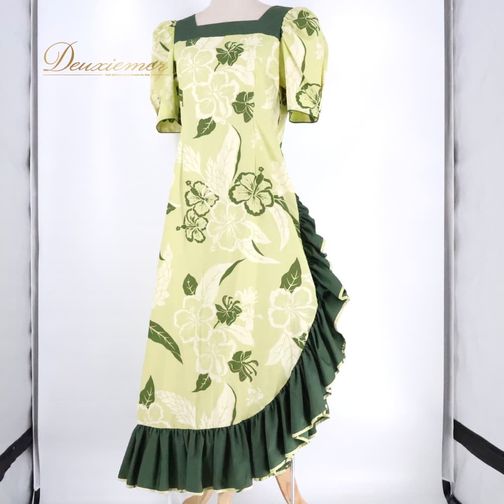 【中古】 MENEHUNE PLANTETION メネフネプランテーション フラダンス 衣装 ワンピース ドレス グリーン系 フリル アシンメトリー スリット風 ハイビスカス柄 かわいい 華やか 鮮やか 明るい 爽やか 緑 白 ハワイアン レッスン 練習 ホワイト系 8サイズ A058-2512019015572
