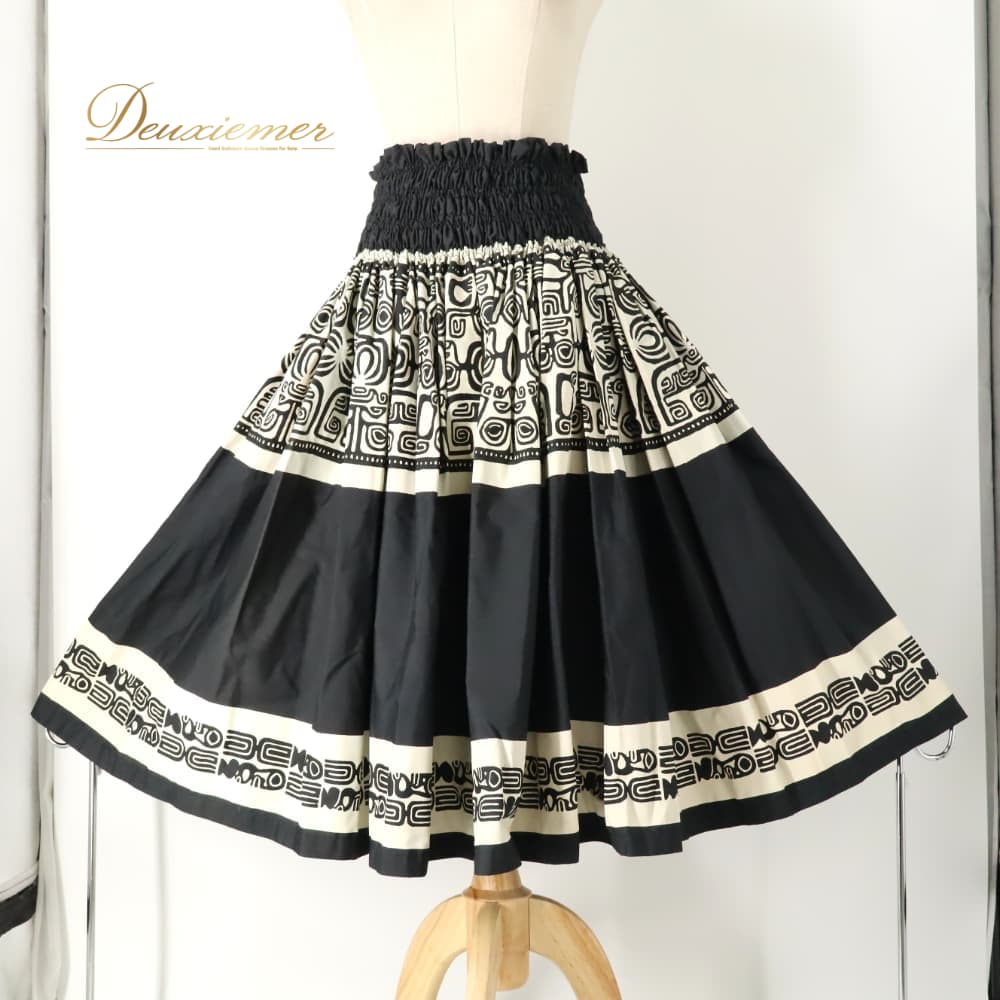 【中古】 フラダンス 衣装 パウスカート ブラック系 ハワイアンプリント ハワイアン アロハ フラ ダンス レッスン 練習 ハワイアンダンス モノトーン 黒 白 ホワイト系 白黒 華やか かわいい おしゃれ 上品 大人っぽい シングル スカート フレア 練習着 B060-2512018013562