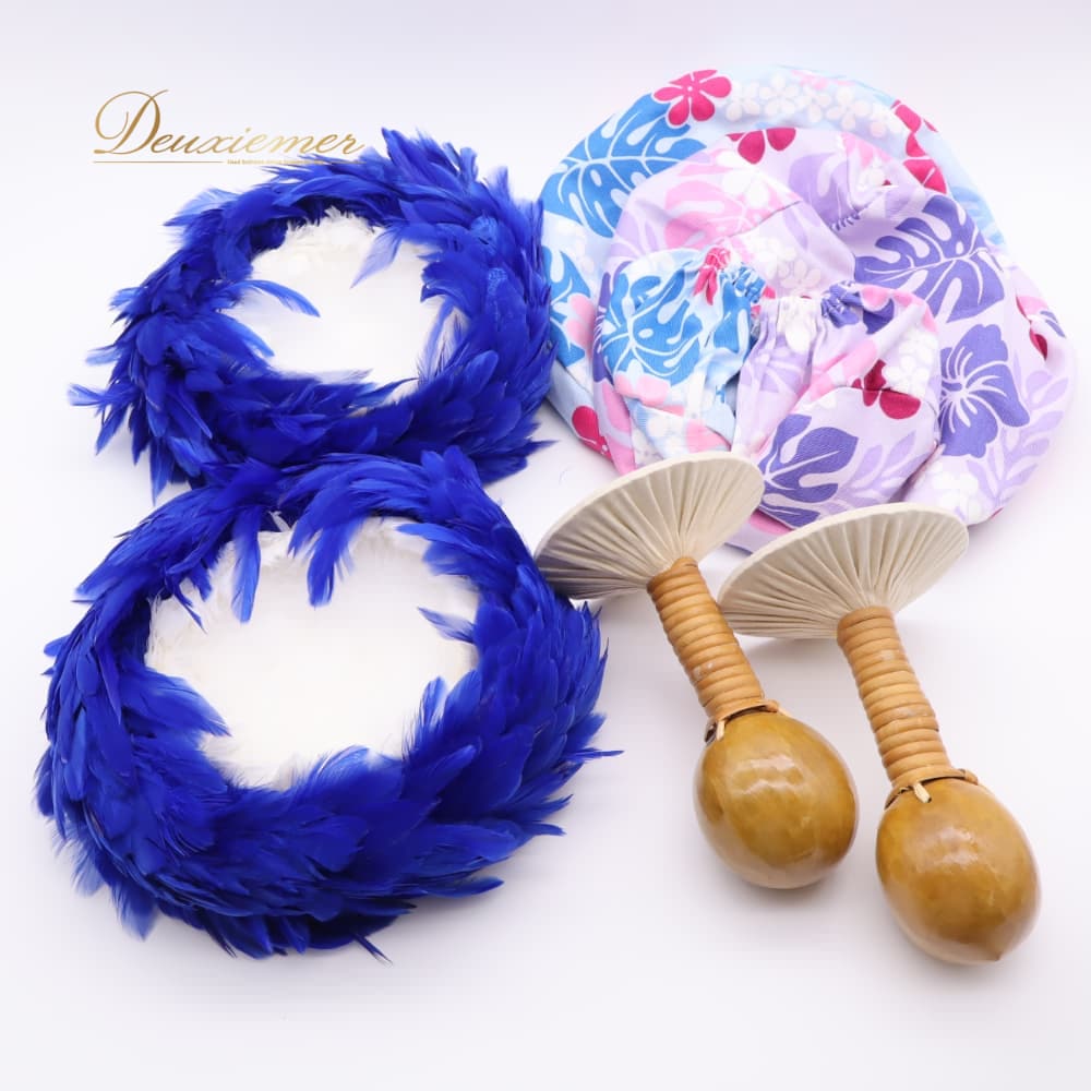 【 商品説明 】 【商品名】 フラダンス 小物 ウリウリ 【サイズ】画像参照 【仕様】 ・ケース付き ------------------------------------ 【ポイント】 ▽ブルー×ホワイト×ベージュ×ピンク×パープル ▽青白の鮮やか羽根付き、着脱式ウリウリ ------------------------------------ 【 商品状態 】 羽根に複数傷有り。羽根が落ちやすくなっております。 布部分に汚れ有り。羽根が付いております。 持ち手に多数剥がれ、繊維が飛び出ている箇所有り。部分的に汚れやキズ有り。 名前を油性マーカーで消しております。 使用品となりますので、小傷、擦り傷、小汚れなどはご了承ください。 モニターの発色により実際と異なる場合があります。 【 送付方法 】 全品送料無料! 【 その他 】 【ご覧いただきありがとうございます】 ダンス衣装専門ショップ「D-euxièmer（ドゥーズィエマー）」です。 【取扱商品】 社交ダンス（スタンダード・モダン・ラテン）を中心に、フラメンコ、ベリーダンス、フラ、タヒチアン、バレエ、フォークダンスなどの衣装・ドレスを多数出品中。 その他にも、パーティードレス・ナイトドレス・フォーマル・ウェディング衣装・バッグ・シューズ・アクセサリー・髪飾り・帽子・楽器などもございます。 ※希少な一点物もございますので、お早めにご検討ください。 ご質問はお気軽にコメントください♪ 皆さまとのご縁を心よりお待ちしております。 【 管理番号 】 J003-2512077000602