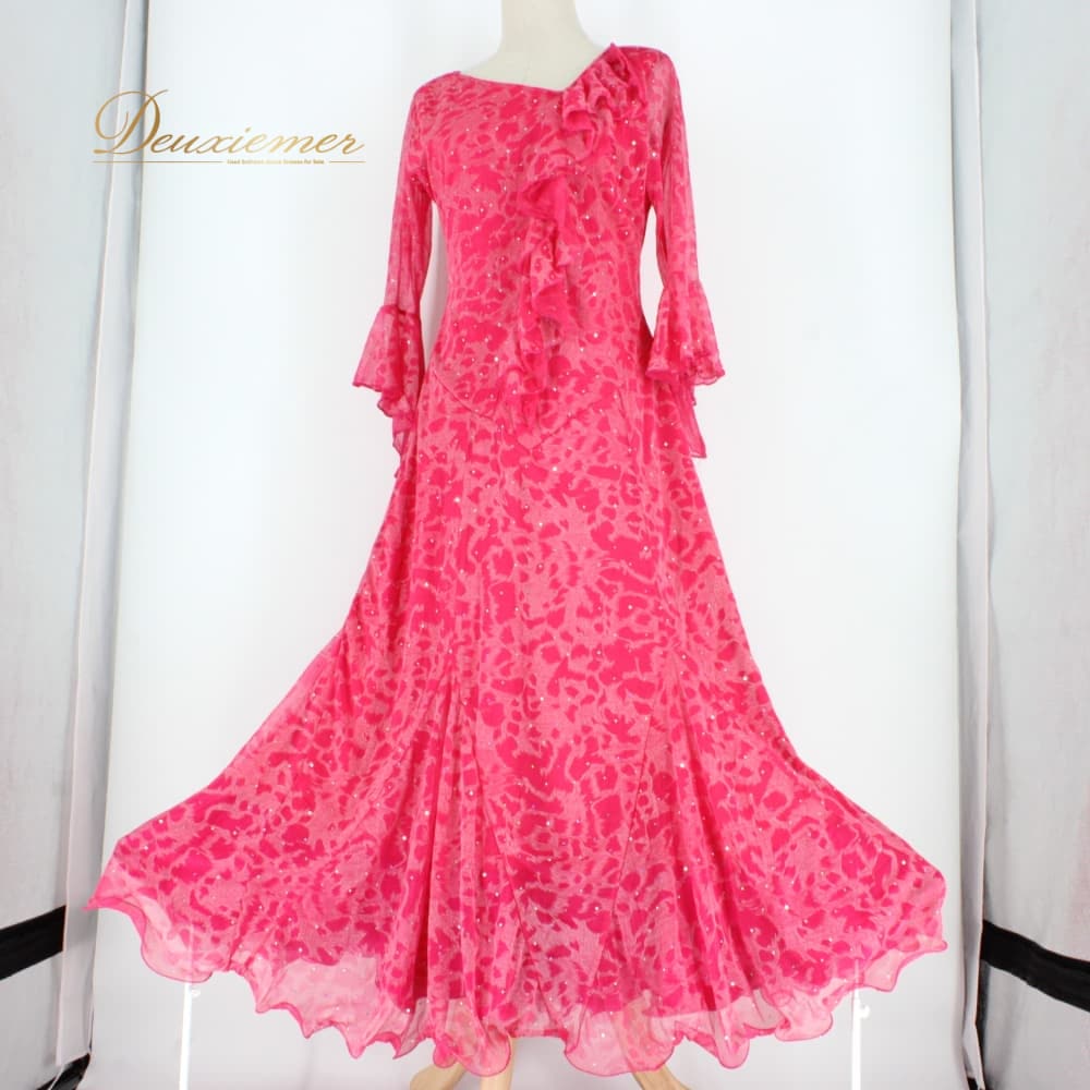 Rakuten - 【中古】 prima boutique プリマブティック 社交ダンス 衣装 ドレス スタンダード ピンク系 ワンピース スタンダードドレス 準正装 長袖 キラキラ ホログラム フォーマル ラメ調 光沢 シフォン風 フリル デザイン ノーカラー系 襟なし Vネック風 B050-2510122012709