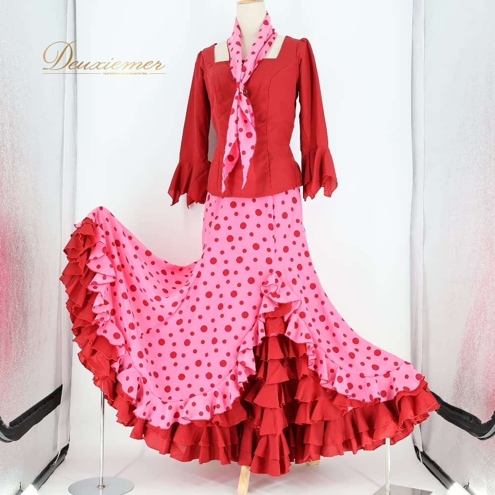 Rakuten - 【中古】 フラメンコ 衣装 ツーピース レッド系 トップス ファルダ スカート 赤 水玉 ドット ボランテ フリル かわいい ボウタイ 上下セット セットアップ 華やか 豪華 ダンス衣装 イベント ステージ 長袖 ドット柄 ポップ ピンク系 フリルスカート A007-2511020001130