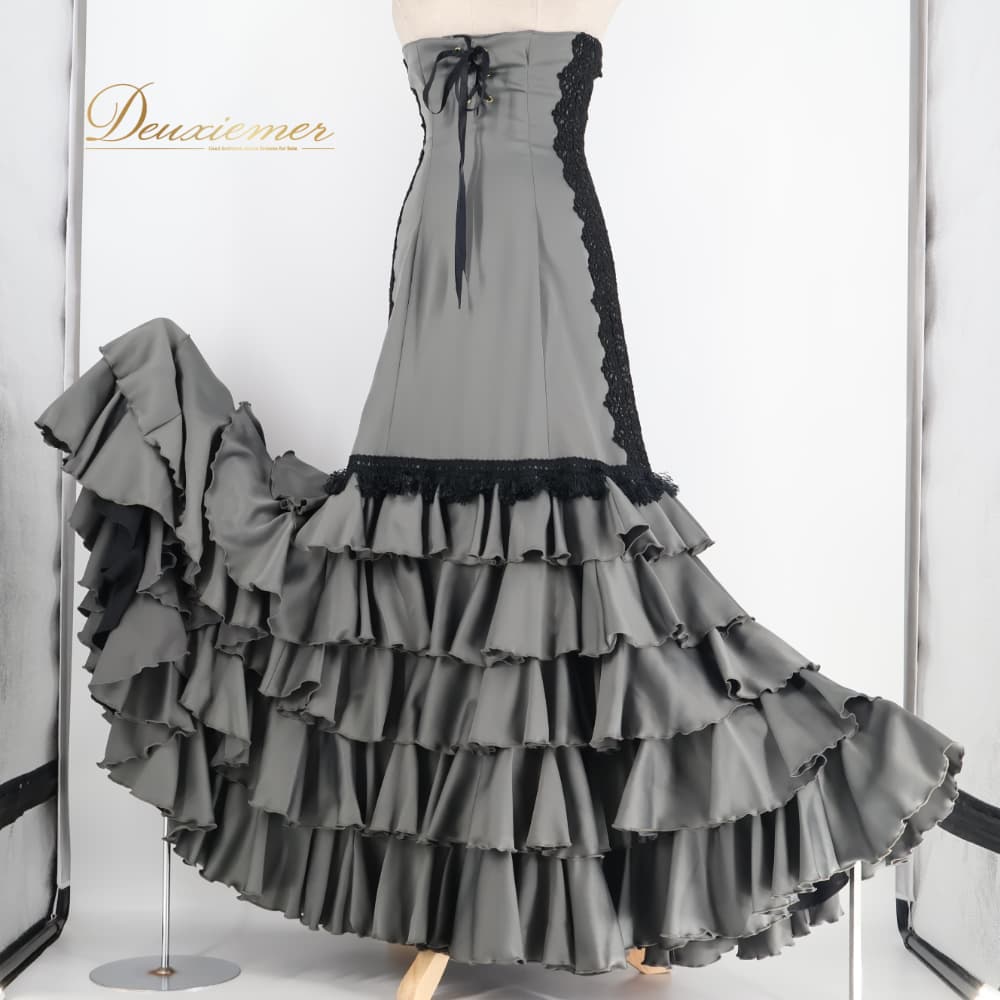【 商品説明 】 【商品名】 ダンス衣装 フラメンコ 【サイズ】表記なし 平置き実測：総丈約117cm、ウエスト約30cm、ヒップ約42cm ※実測の為、多少の誤差はご了承ください 【仕様】 ・背面ファスナー仕様 ・若干伸縮性あり 【品質表示】 表示なし ------------------------------------ 【ポイント】 ▽BABY TEARS ベビーティアーズ ▽ワイヤー入りのハイウエストでスタイルアップ ▽落ち着いた色味がおしゃれ ------------------------------------ 【撮影時使用トルソー】 種　類：女性用トルソー9号 サイズ：肩幅約38cm、バスト約86cm、ウエスト約64cm、ヒップ約84cm 【 商品状態 】 ウエストや裾など薄っすら毛羽立ち、糸のほつれ箇所御座います。 フリンジ部分が癖がついておりほつれております。 ウエスト付近小さくなるように補正跡御座います。 使用品となりますので、小傷、擦り傷、小汚れなどはご了承ください。 モニターの発色により実際と異なる場合があります。 【商品状態チェック】 ファスナー不具合：なし 修繕・補修・補正：あり シミ・汚れ：なし ほつれ：あり 傷：なし ゴムの伸び：なし 生地の劣化：なし 装飾品の劣化：なし 錆び：なし 毛羽立ち・毛玉：あり 書き込み：なし 【 送付方法 】 全品送料無料! 【 その他 】 【ご覧いただきありがとうございます】 ダンス衣装専門ショップ「D-euxièmer（ドゥーズィエマー）」です。 【取扱商品】 社交ダンス（スタンダード・モダン・ラテン）を中心に、フラメンコ、ベリーダンス、フラ、タヒチアン、バレエ、フォークダンスなどの衣装・ドレスを多数出品中。 その他にも、パーティードレス・ナイトドレス・フォーマル・ウェディング衣装・バッグ・シューズ・アクセサリー・髪飾り・帽子・楽器などもございます。 ※希少な一点物もございますので、お早めにご検討ください。 ご質問はお気軽にコメントください♪ 皆さまとのご縁を心よりお待ちしております。 【 管理番号 】 Z015-2511018006154