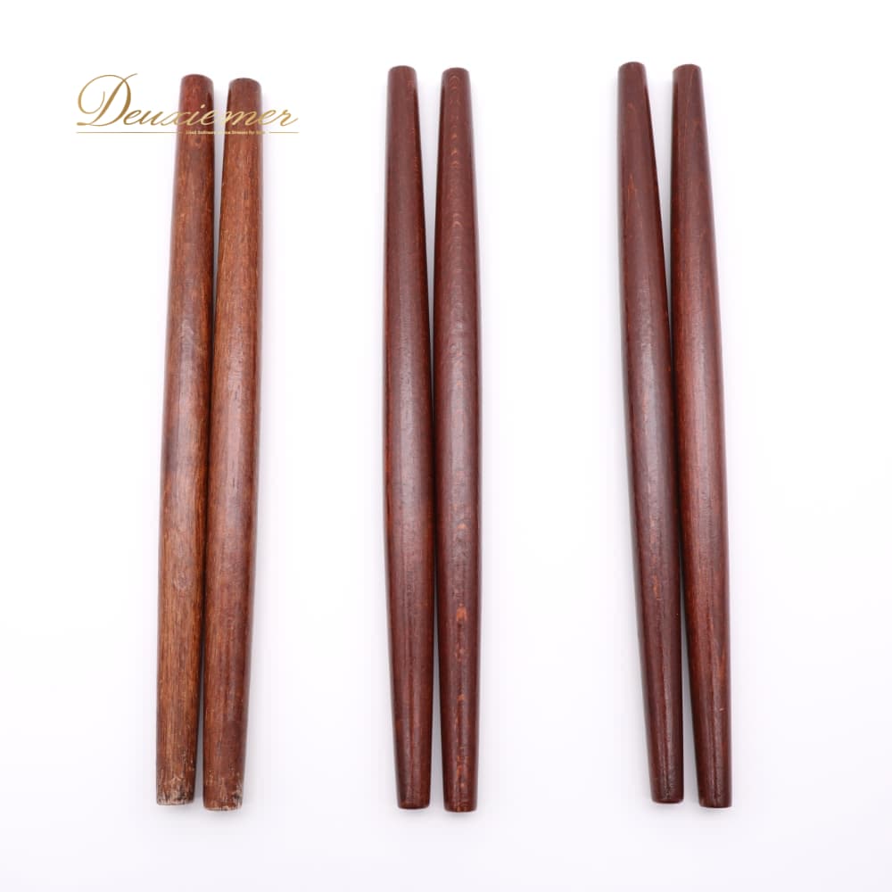 【 商品説明 】 【商品名】 フラダンス 小物 カラアウスティック 【サイズ】表記なし 長さ約30.3cm ※実測の為、多少の誤差はご了承ください 【補足事項】 ばら売り不可です ------------------------------------ 【ポイント】 ▽ブラウン ▽カラアウスティック3組セット まとめ売り ------------------------------------ 【 商品状態 】 全体に多数スレ、傷有り。 両先端削れ有り。 使用品となりますので、小傷、擦り傷、小汚れなどはご了承ください。 モニターの発色により実際と異なる場合があります。 【商品状態チェック】 ファスナー不具合：ー 修繕・補修・補正：ー シミ・汚れ：なし ほつれ：ー 傷：あり ゴムの伸び：ー 生地の劣化：ー 装飾品の劣化：ー 錆び：ー 毛羽立ち・毛玉：ー 書き込み：なし 【 送付方法 】 全品送料無料! 【 その他 】 【ご覧いただきありがとうございます】 ダンス衣装専門ショップ「D-euxièmer（ドゥーズィエマー）」です。 【取扱商品】 社交ダンス（スタンダード・モダン・ラテン）を中心に、フラメンコ、ベリーダンス、フラ、タヒチアン、バレエ、フォークダンスなどの衣装・ドレスを多数出品中。 その他にも、パーティードレス・ナイトドレス・フォーマル・ウェディング衣装・バッグ・シューズ・アクセサリー・髪飾り・帽子・楽器などもございます。 ※希少な一点物もございますので、お早めにご検討ください。 ご質問はお気軽にコメントください♪ 皆さまとのご縁を心よりお待ちしております。 【 管理番号 】 J002-2512078000113