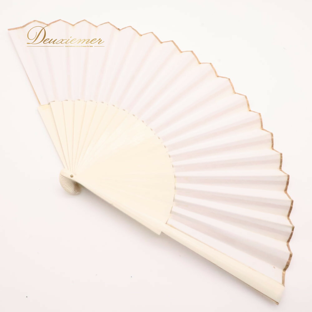 【 商品説明 】 【商品名】 ダンス衣装 フラメンコ 【サイズ】表記なし 全長約32cm、横幅約57cm ※実測の為、多少の誤差はご了承ください 【品質表示】 表示なし ------------------------------------ 【ポイント】 ▽ホワイト×ベージュ ▽ゴールド差しが上品な扇子風デザイン ------------------------------------ 【 商品状態 】 黄ばみ数ヶ所有り。 骨組みに塗装剝がれ、小傷有り。 状態は画像参照ください。 使用品となりますので、小傷、擦り傷、小汚れなどはご了承ください。 モニターの発色により実際と異なる場合があります。 【商品状態チェック】 ファスナー不具合：ー 修繕・補修・補正：なし シミ・汚れ：あり ほつれ：なし 傷、破れ：あり ゴムの伸び：なし 生地の劣化：なし 装飾品の劣化：なし 錆び：なし 毛羽立ち・毛玉：なし 書き込み：なし 【 送付方法 】 全品送料無料! 【 その他 】 【ご覧いただきありがとうございます】 ダンス衣装専門ショップ「D-euxièmer（ドゥーズィエマー）」です。 【取扱商品】 社交ダンス（スタンダード・モダン・ラテン）を中心に、フラメンコ、ベリーダンス、フラ、タヒチアン、バレエ、フォークダンスなどの衣装・ドレスを多数出品中。 その他にも、パーティードレス・ナイトドレス・フォーマル・ウェディング衣装・バッグ・シューズ・アクセサリー・髪飾り・帽子・楽器などもございます。 ※希少な一点物もございますので、お早めにご検討ください。 ご質問はお気軽にコメントください♪ 皆さまとのご縁を心よりお待ちしております。 【 必ずお読みください 】 当店の商品はすべて中古品・古着です。 「思っていた状態と違う」など、商品状態の受け取り方の違いによる返品・交換は、原則お受けしておりません。気になる点は、ご購入前に必ずお問い合わせください。 お客様のご都合でやむを得ず返品をお受けする場合は、発送にかかった送料をご負担いただき、商品は元払い（送料お客様負担）でご返送ください。 商品説明と明らかに異なる不備があった場合は、送料当店負担で対応いたします。ご連絡は商品到着後3日以内に限ります。 暴言や威圧的な表現でのご連絡には、お返事を控えさせていただく場合があります。 【 管理番号 】 J010-2511070000442