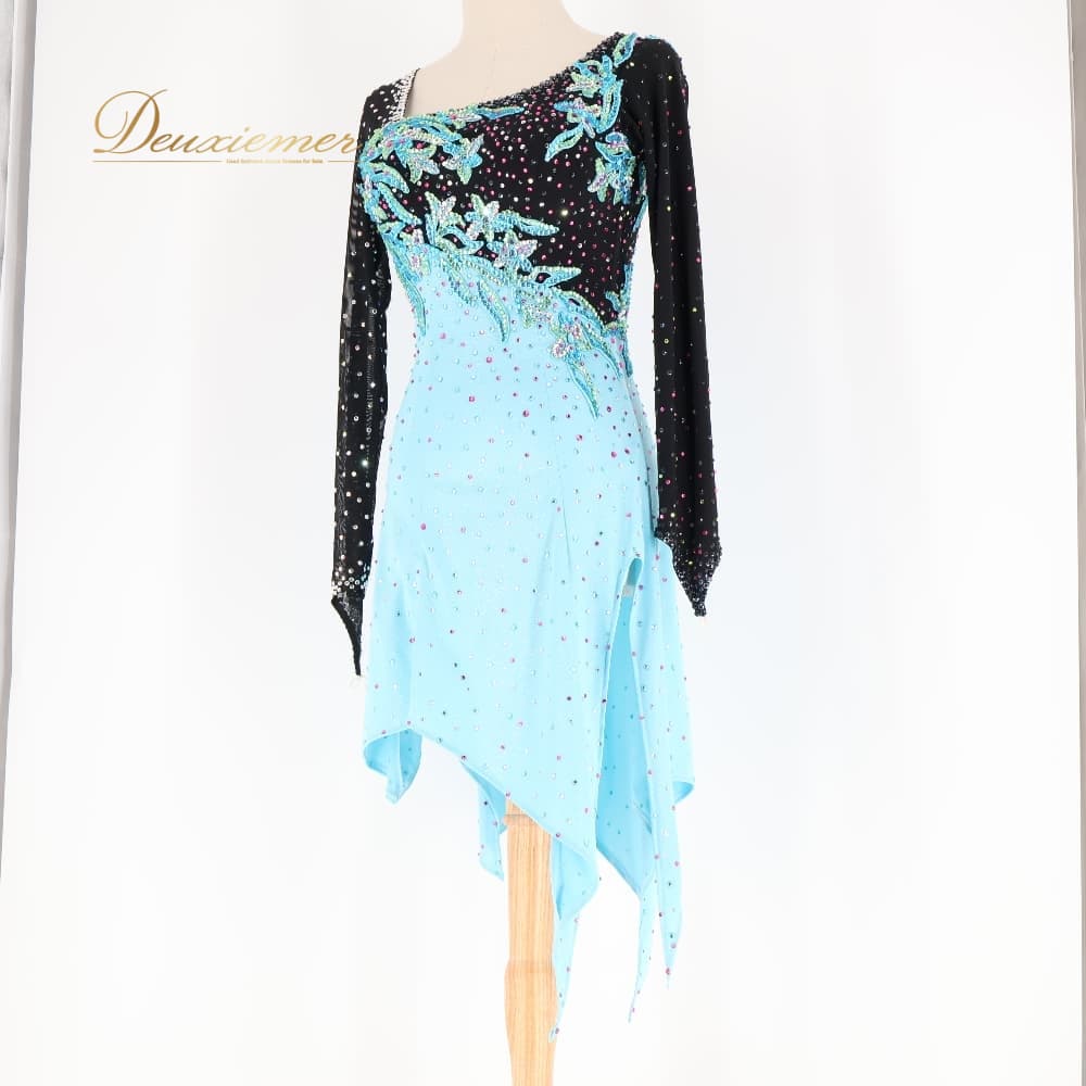 乐天商城 - 【中古】 社交ダンス 衣装 ドレス ワンピース ラテン ブラック系 ブルー系 黒 水色 デモ 競技 ダンス パーティ 発表会 華やか 豪華 アシンメトリー レオタード風 ワンピースタイプ 伸縮生地 体型カバー ダンス用衣装 前後アシンメトリー 片側デザイン H052-2510222003096