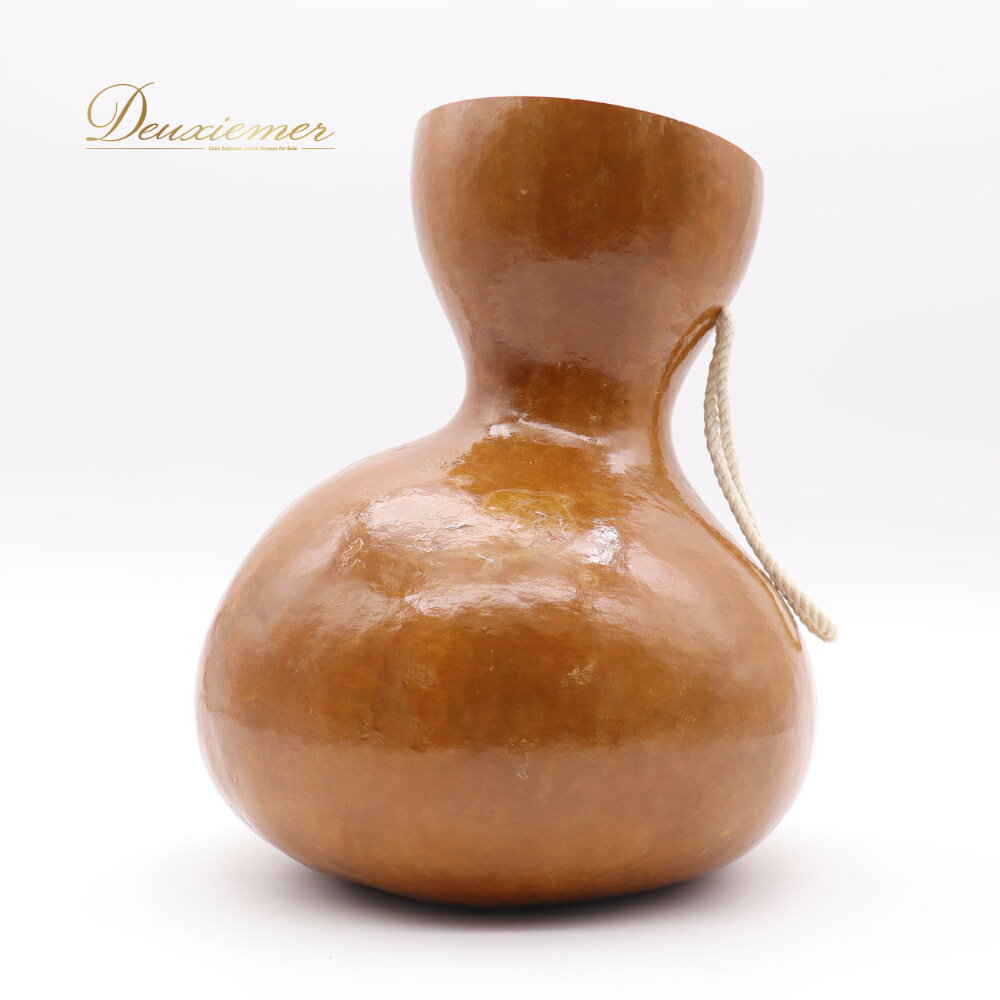 【 商品説明 】 【商品名】 フラダンス 小物 イプ 【サイズ】表記なし 高さ約27cm、くびれ一周約24cm、胴回り約68cm ※実測の為、多少の誤差はご了承ください ------------------------------------ 【ポイント】 ▽ブラウン×ベージュ ▽ひょうたん楽器 イプ ------------------------------------ 【 商品状態 】 傷や色むらは写真をご確認ください。 中から若干木くずが出てきます。 使用品となりますので、小傷、擦り傷、小汚れなどはご了承ください。 モニターの発色により実際と異なる場合があります。 【商品状態チェック】 ファスナー不具合：ー 修繕・補修・補正：なし シミ・汚れ：あり ほつれ：なし 傷、破れ：あり ゴムの伸び：ー 生地の劣化：あり 装飾品の劣化：ー 錆び：ー 毛羽立ち・毛玉：なし 書き込み：なし 【 送付方法 】 全品送料無料! 【 その他 】 【ご覧いただきありがとうございます】 ダンス衣装専門ショップ「D-euxièmer（ドゥーズィエマー）」です。 【取扱商品】 社交ダンス（スタンダード・モダン・ラテン）を中心に、フラメンコ、ベリーダンス、フラ、タヒチアン、バレエ、フォークダンスなどの衣装・ドレスを多数出品中。 その他にも、パーティードレス・ナイトドレス・フォーマル・ウェディング衣装・バッグ・シューズ・アクセサリー・髪飾り・帽子・楽器などもございます。 ※希少な一点物もございますので、お早めにご検討ください。 ご質問はお気軽にコメントください♪ 皆さまとのご縁を心よりお待ちしております。 【 必ずお読みください 】 当店の商品はすべて中古品・古着です。 「思っていた状態と違う」など、商品状態の受け取り方の違いによる返品・交換は、原則お受けしておりません。気になる点は、ご購入前に必ずお問い合わせください。 お客様のご都合でやむを得ず返品をお受けする場合は、発送にかかった送料をご負担いただき、商品は元払い（送料お客様負担）でご返送ください。 商品説明と明らかに異なる不備があった場合は、送料当店負担で対応いたします。ご連絡は商品到着後3日以内に限ります。 暴言や威圧的な表現でのご連絡には、お返事を控えさせていただく場合があります。 【 管理番号 】 J029-2512075000642