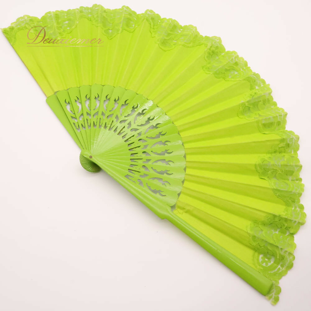 【 商品説明 】 【商品名】 ダンス衣装 フラメンコ 【サイズ】表記なし 全長約33.5cm、横幅約62cm、骨組み約32cm ※実測の為、多少の誤差はご了承ください 【品質表示】 表示なし 【補足事項】 全長、横幅は一番長い部分（レース含む）で測っております ------------------------------------ 【ポイント】 ▽グリーン ▽グリーン系レースの華やかアバニコ ------------------------------------ 【 商品状態 】 骨組みに擦れ傷、汚れ、塗装剥がれ数ヶ所有り。 裏の真ん中辺りにシミ有り。 毛羽立ち数ヶ所有り。 支柱部分の骨組みにひび割れ有り。 支柱緩み有り。 状態は画像参照ください。 使用品となりますので、小傷、擦り傷、小汚れなどはご了承ください。 モニターの発色により実際と異なる場合があります。 【商品状態チェック】 ファスナー不具合：ー 修繕・補修・補正：なし シミ・汚れ：あり ほつれ：なし 傷、破れ：あり ゴムの伸び：ー 生地の劣化：なし 装飾品の劣化：なし 錆び：なし 毛羽立ち・毛玉：あり 書き込み：なし 【 送付方法 】 全品送料無料! 【 その他 】 【ご覧いただきありがとうございます】 ダンス衣装専門ショップ「D-euxièmer（ドゥーズィエマー）」です。 【取扱商品】 社交ダンス（スタンダード・モダン・ラテン）を中心に、フラメンコ、ベリーダンス、フラ、タヒチアン、バレエ、フォークダンスなどの衣装・ドレスを多数出品中。 その他にも、パーティードレス・ナイトドレス・フォーマル・ウェディング衣装・バッグ・シューズ・アクセサリー・髪飾り・帽子・楽器などもございます。 ※希少な一点物もございますので、お早めにご検討ください。 ご質問はお気軽にコメントください♪ 皆さまとのご縁を心よりお待ちしております。 【 必ずお読みください 】 当店の商品はすべて中古品・古着です。 「思っていた状態と違う」など、商品状態の受け取り方の違いによる返品・交換は、原則お受けしておりません。気になる点は、ご購入前に必ずお問い合わせください。 お客様のご都合でやむを得ず返品をお受けする場合は、発送にかかった送料をご負担いただき、商品は元払い（送料お客様負担）でご返送ください。 商品説明と明らかに異なる不備があった場合は、送料当店負担で対応いたします。ご連絡は商品到着後3日以内に限ります。 暴言や威圧的な表現でのご連絡には、お返事を控えさせていただく場合があります。 【 管理番号 】 J010-2511070000329