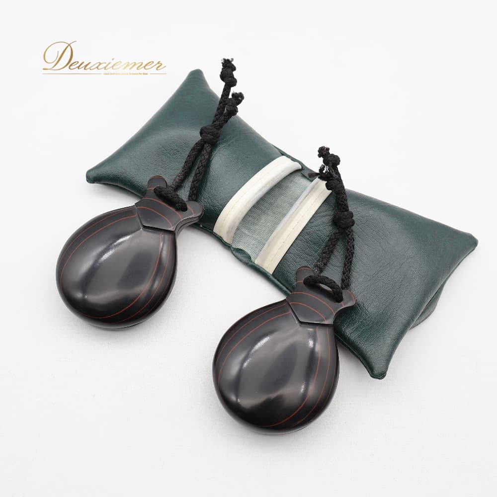 【中古】 フラメンコ 小物 CASTANUELAS DEL SUR パリージョ フィブラ ベテアダ 楽器 ペア 両手 模様 黒 赤 緑 白 ケース ケース付き 練習 レッスン ステージ イベント 艶 光沢 パフォーマンス 柄 おしゃれ グリーン系 ホワイト系 カスタネット 両手用 J005-9911080000051