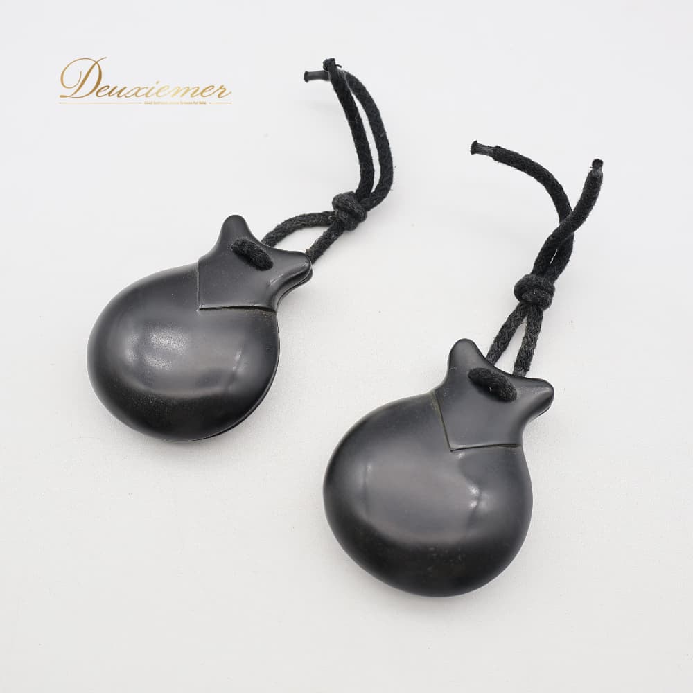 【 商品説明 】 【商品名】 フラメンコ 小物 パリージョ 【サイズ】表記なし 縦幅約9.2cm、横幅約7.1cm ※実測の為、多少の誤差はご了承ください ------------------------------------ 【ポイント】 ▽ブラックのシンプルなパリージョ ▽レッスン用などに ------------------------------------ 【 商品状態 】 全体的に細かな傷、スレ、くすみ有り。 へこみ、欠け複数有り。 後付けのシール有り。 紐に毛羽立ち、色褪せ有り。全体的に使用感ございます。 1点紐付近に印が彫られております。 使用品となりますので、小傷、擦り傷、小汚れなどはご了承ください。 モニターの発色により実際と異なる場合があります。 【 送付方法 】 全品送料無料! 【 その他 】 【ご覧いただきありがとうございます】 ダンス衣装専門ショップ「D-euxièmer（ドゥーズィエマー）」です。 【取扱商品】 社交ダンス（スタンダード・モダン・ラテン）を中心に、フラメンコ、ベリーダンス、フラ、タヒチアン、バレエ、フォークダンスなどの衣装・ドレスを多数出品中。 その他にも、パーティードレス・ナイトドレス・フォーマル・ウェディング衣装・バッグ・シューズ・アクセサリー・髪飾り・帽子・楽器などもございます。 ※希少な一点物もございますので、お早めにご検討ください。 ご質問はお気軽にコメントください♪ 皆さまとのご縁を心よりお待ちしております。 【 管理番号 】 J005-9911080000082