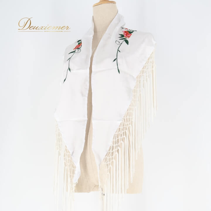 【中古】フラメンコ 衣装 シージョ ピキージョ 白 光沢 刺繍 薔薇 花柄 フレコ 軽い 薄い ダンス パーティ 発表会 ホワイト系 フリンジ 刺繍入り ショール おしゃれ エレガント ダンス衣装 ステージ衣装 薔薇刺繍 軽やか コスチューム フォーマル C049-2511069001610