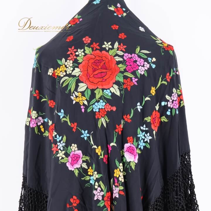 【中古】フラメンコ 衣装 マントン シージョ 黒 赤 刺繍 フレコ フリンジ 小物 小道具 ダンス パーティ 発表会 花柄 舞台 装飾 ブラック系 レッド系 コスチューム フラメンコ衣装 舞台衣装 ダンス衣装 花模様 刺繍マントン ステージパフォーマンス C030-2511069001566