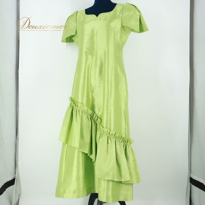 【中古】フラダンス 衣装 ワンピース ドレス グリーン系 フラ ダンス 光沢 黄緑 ハワイアン 無地 シンプル 華やか アロハ 半袖 フリル 上品 かわいい A...