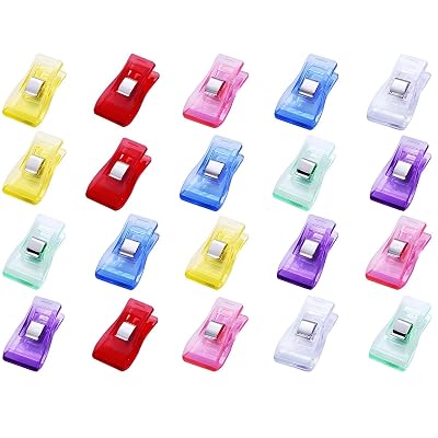 Itisyou 仮止めクリップ 裁縫用布クリップ ミニ プラスチック クリップ 手芸用品 カラークリップ 20個入り ランダムカラーブランドItisyou色ピンクモデル商品説明【商品概要】サイズ: 1.8 * 3.3cm のコンパクト設計で、持ち運びにも便利です。色とりどり: カラフルなデザインで作業が楽しくなります。色はランダム。製品の用途: 布を固定するのに最適で、裁縫や手芸の際に布がずれないようしっかり固定します。また、写真立てや書類整理にも活躍します。多機能性: 家庭やオフィスでの書類整理、伝票管理などにも大変役立ちます。デスク周りの小物整理にも最適です。素材: 軽量かつ耐久性のある高品質プラスチックを使用。丈夫で長期間使用可能です。【商品説明】本商品は、サイズが1.8 * 3.3cm の手芸用クリップで、軽くて使いやすいのが特徴です。裁縫やソーイング、DIYプロジェクトにピッタリのアイテムです。また、家庭やオフィスでも幅広くご使用いただけます。軽量で丈夫なプラスチック素材なので、耐久性も抜群です。手芸好きの方へのプレゼントとしてもおすすめです！ パッケージ内容: 20個 * プラスチック クリップ ご注意： 1.手動測定、誤差があるかもしれません。 2.ディスプレイ環境の違いにより、実際の色と異なる場合があります。【商品詳細】ブランド：Itisyou商品種別：裁縫道具商品名：Itisyou 仮止めクリップ 裁縫用布クリップ ミニ プラスチック クリップ 手芸用品 カラークリップ 20個入り ランダムカラー製造元：Itisyou商品番号：Itisyou7738商品内容：0.71 * 1.30 inches色：ピンク商品タイプ：デコレーショナリティ【当店からの連絡】