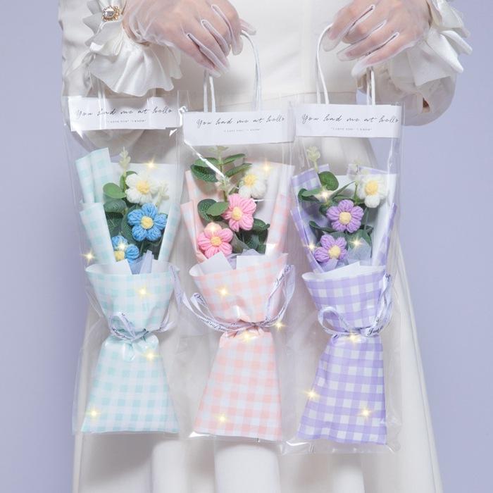 Pants Suit - 造花 小さめ 手作り 編みフラワー 花束 編み花束 お祝い かぎ針編み 完成品 編み物 枯れない花 かわいい おしゃれ 毛系 卒業 入学 お祝い