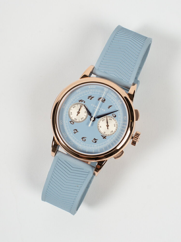 ■ブランド名：CORNICHE|コーニッシュ ■モデル名：150本限定モデルHeritage Chronograph Visage Limited Edition Rose Gold ■カラー：ケース：ローズゴールド ダイアル：ブルー系ベルト：ブルーラバーストラップ ■サイズ：ケース 39mm ベルト幅 20mm ケース厚み 11.5mm ■ムーブメント：日本製ムーブメント（クオーツ）Seiko VK64 Hybrid防水:5気圧防水＊シリアルナンバーはお選び頂けません。こちらの時計に秒針は御座いません。「Visage（ヴィサージュ）」は夏のコート・ダジュールからインスピレーションを得た、世界150本限定のクロノグラフ。世界限定150本のこの特別なモデルは、淡いブルーのダイヤル、上品なブレゲ数字、軽やかなラバーストラップを採用。 ■防水：5気圧防水 ■ブランドについて：■コーニッシュ（corniche watch） スウェーデンのコーニッシュウォッチは、2013年に設立されたブランドです。 コーニッシュウォッチの特徴として留め具はバタフライスタイルを採用しております。 それがコーニッシュウォッチの魅力であるシンプル且つエレガントの要素に繋がっております。 コーニッシュウォッチは年に数回限定モデルを発表しております。 裏にはシリアルナンバーも入っており、世界中のコーニッシュウォッチファンを魅了しております。 オンオフ両方でご使用頂けます。 ■コーニッシュ 専用ケース：コーニッシュウォッチをお買上げのお客様へは専用ケースがあり、着用しない際は、お部屋に飾っても見劣りしないスマートなケースを差し上げております。 もちろんプレゼントにも最適です。 ■コーニッシュ 取扱い：コーニッシュウォッチは2016年3月よりDF TOKYOでの取り扱いが始まり、コーニッシュウォッチ最初の日本国内正規取り扱い店となりました。 ■ご注文の前に：15時までのご注文で即日発送致します。 毎週水曜日が定休日となっております。 その他海外出張等での臨時休業がございますので恐れ入りますが、お急ぎの方はブログ等でご確認ください。 光の関係等で、画像と実物のお色が若干異なる場合がございます。 予めご了承ください。※こちらの商品はご到着まで1-2営業日でのご配送予定となります。 ※送料全国一律540円です。（10,000円以上お買い上げのお客様は送料無料！） ※光の関係等で、画像と実物のお色が若干異なる場合がございます。 予めご了承ください。コーニッシュウォッチは2013年創業のスウェーデンの時計ブランドです。フランスのコート・ダジュールからインスピレーションを受けた時計はヨーロッパらしい高級感と美しさがあります。留め具にはバタフライスタイルを採用し、付け外しをよりスムーズに行えるようになっています。スーツはもちろんデニム等のカジュアルスタイルにも馴染むのがこのブランドの魅力でもあります。ムーブメントは日本製で5気圧防水です