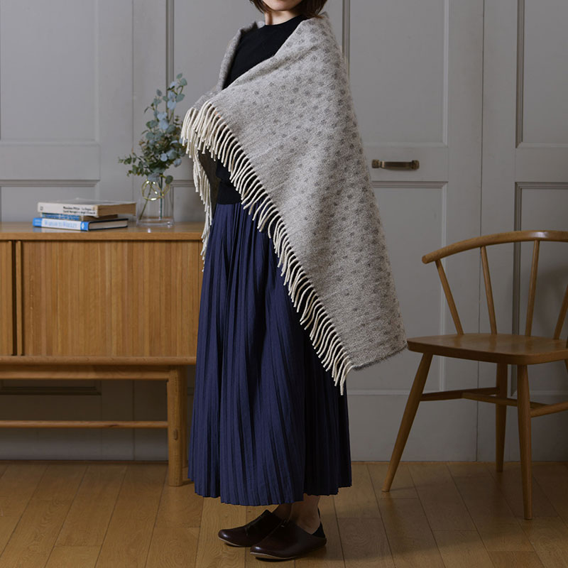 【ポイント10倍】北欧 【ロゴ入りギフトボックス付♪】Silkeborg Uldspinderi シルケボーウルドスピンデリ ハーフケット ヘルシンキ グレー 85cm×130cm 1243075 膝掛け ウール ひざかけ ブランケット お花見 ギフト プレゼント 父の日