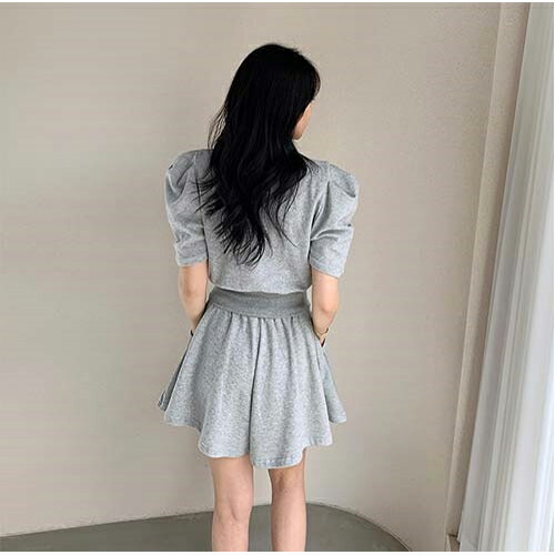 set レーディス 韓国ファッション セットアップ トップス ボトムス ラウンドネック ハーフスリーブ パフスリーブ クロップド ショート丈 レタリング ロゴt ショートパンツ ガーリー フェミニン 大人 カジュアル お出かけ 夏 SSMINA
