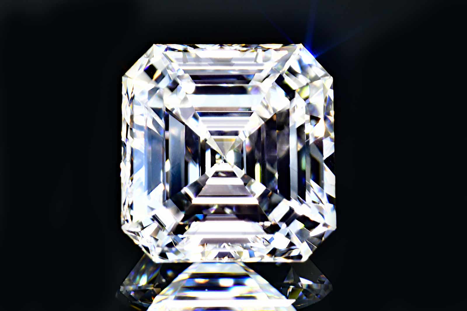 ほぼ0.5カラットアッシャーカットダイヤモンドEカラーVVS1透明感と輝きさんダイヤGIA鑑定書刻印つき