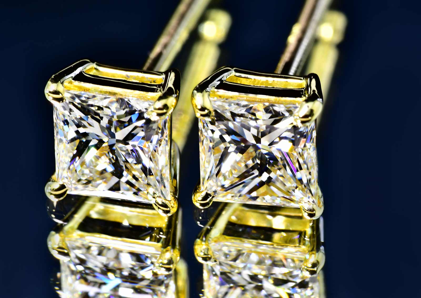 片方0.5カラットダイヤモンド一粒ピアスプリンセスカットダイヤピアスイエローゴールドK18華やかゴールドダイヤモンドGIA鑑定書刻印つき