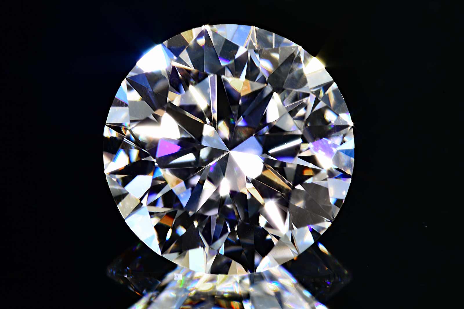 タイプ2Aダイヤモンド0.5カラットDカラーフローレス白さ際立つ輝き強い子ダイヤGIA鑑定書刻印つき