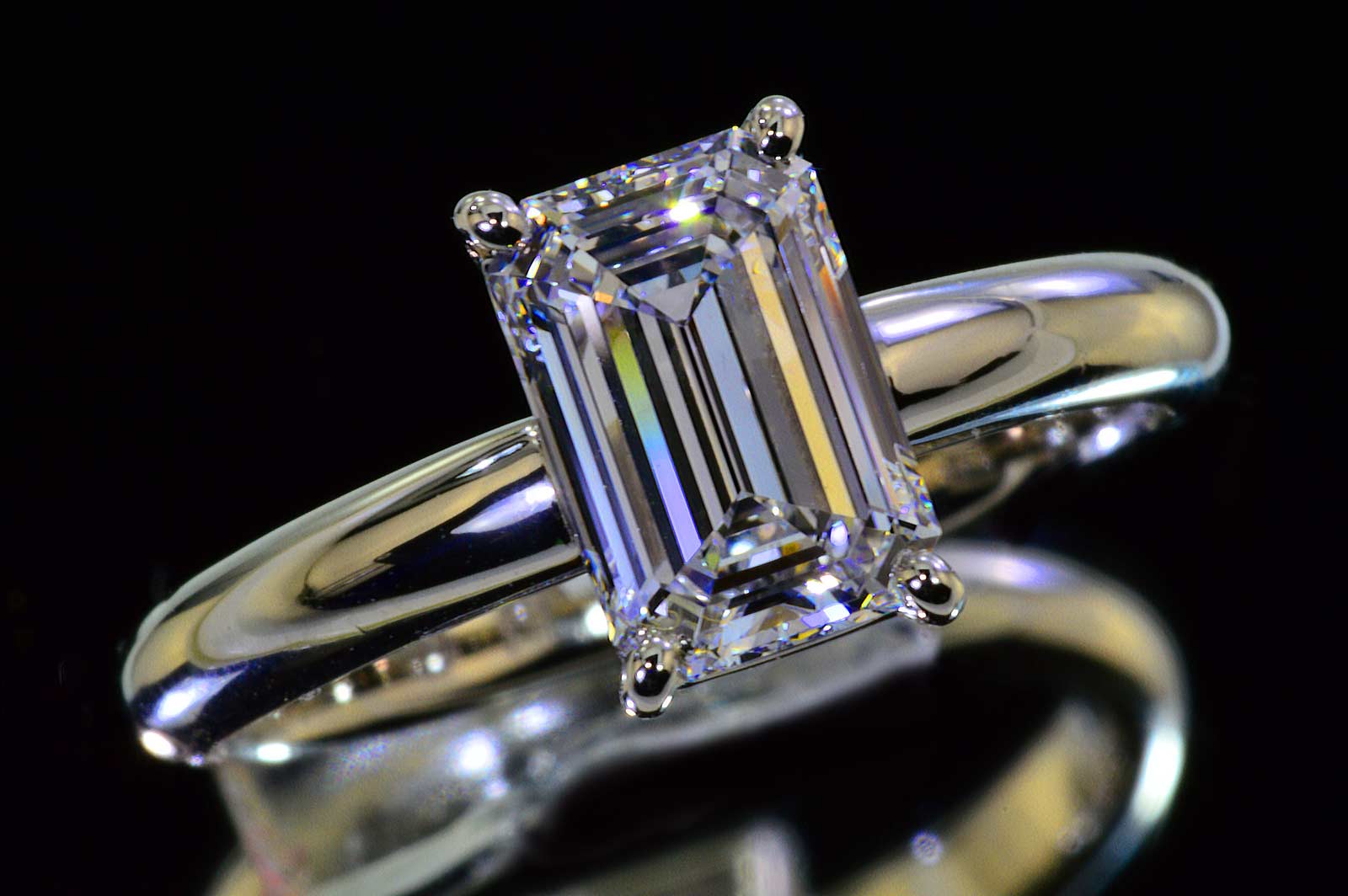 エメラルドカットダイヤモンド一粒リング丸いアームが優しく上品ダイヤGIA鑑定書刻印つき