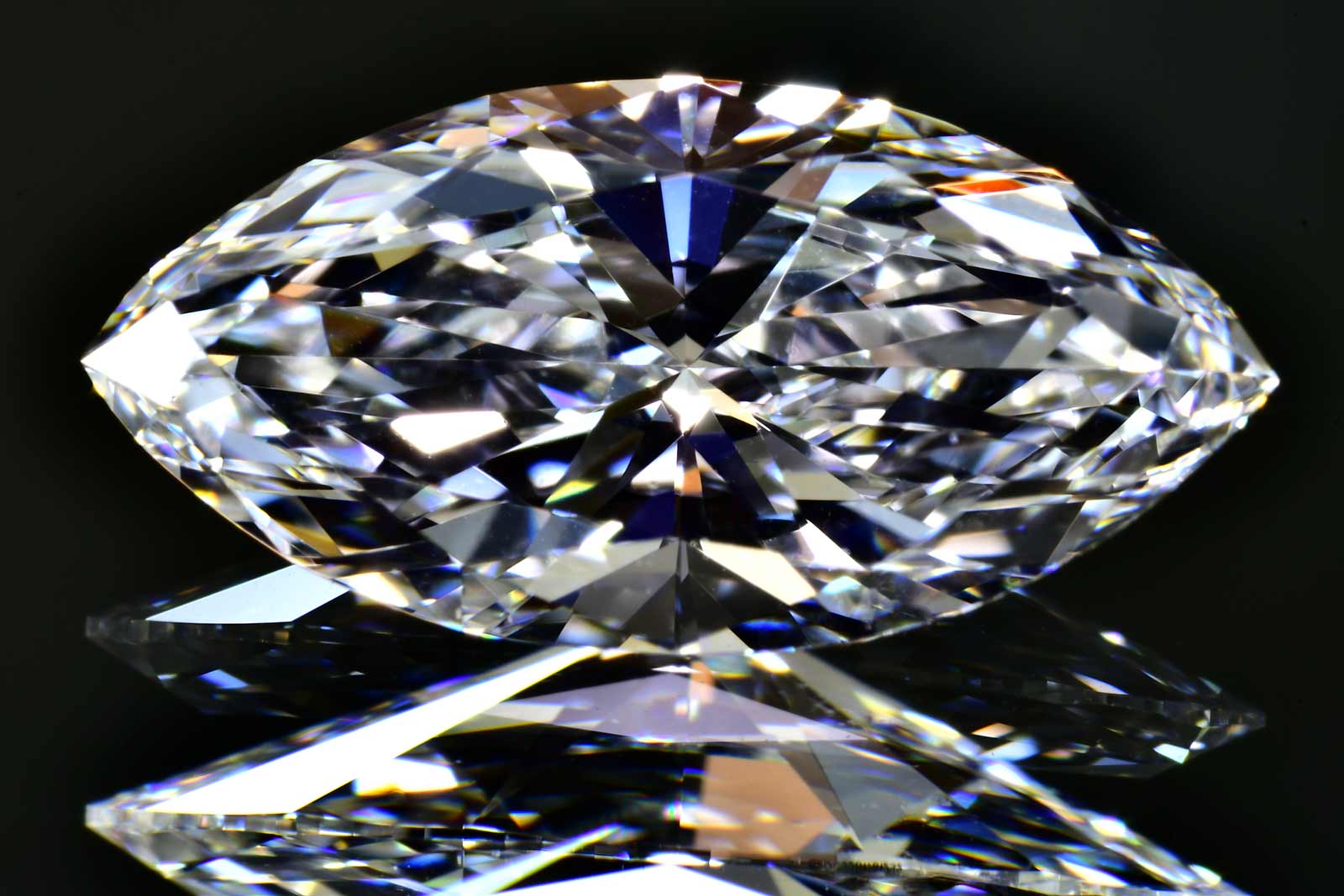 マーキーズカットダイヤモンドほぼ0.5カラットDカラーインターナリーフローレスはっとする存在感と輝きさんダイヤGIA鑑定書刻印つき