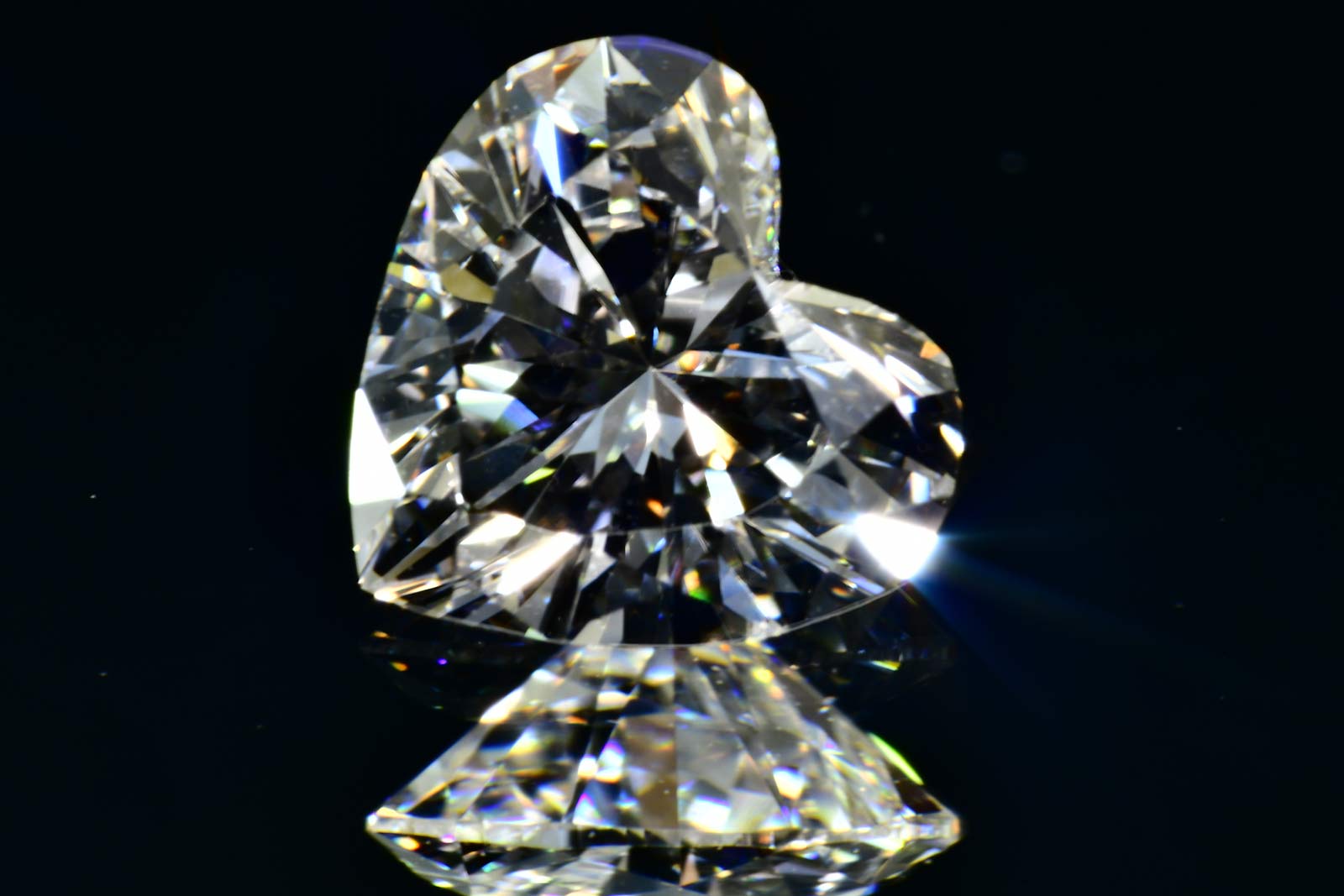ハートシェイプカットダイヤモンド0.3カラットDカラーVS2Dカラーの透明感と白さ中央宝石研究所ソーティングつき