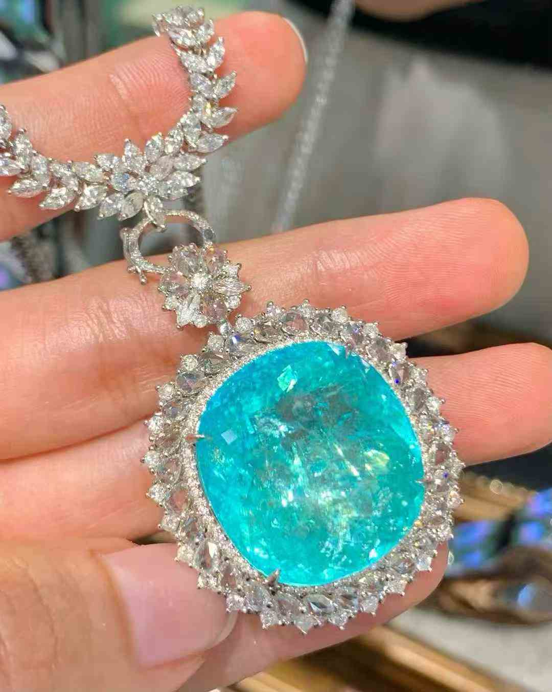 43.36ctまさに年度の超大作43.36ctの超特大パライバトルマリン ネオンブルー×グリーンの幻想的な輝きを放つ、圧巻のサイズ感。リング&ペンダントの2WA...