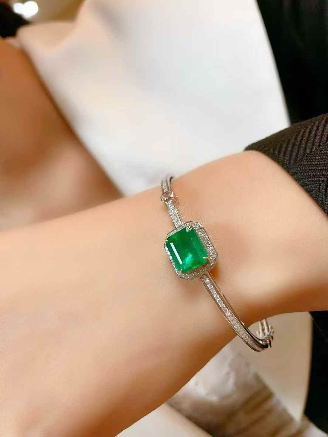 4ct驚愕のコストパフォーマンス！ 4ct ヴィヴィッドグリーン エメラルド バングル プラチナ diamond-c-10000367 Diamond Celeb サンプル画像2