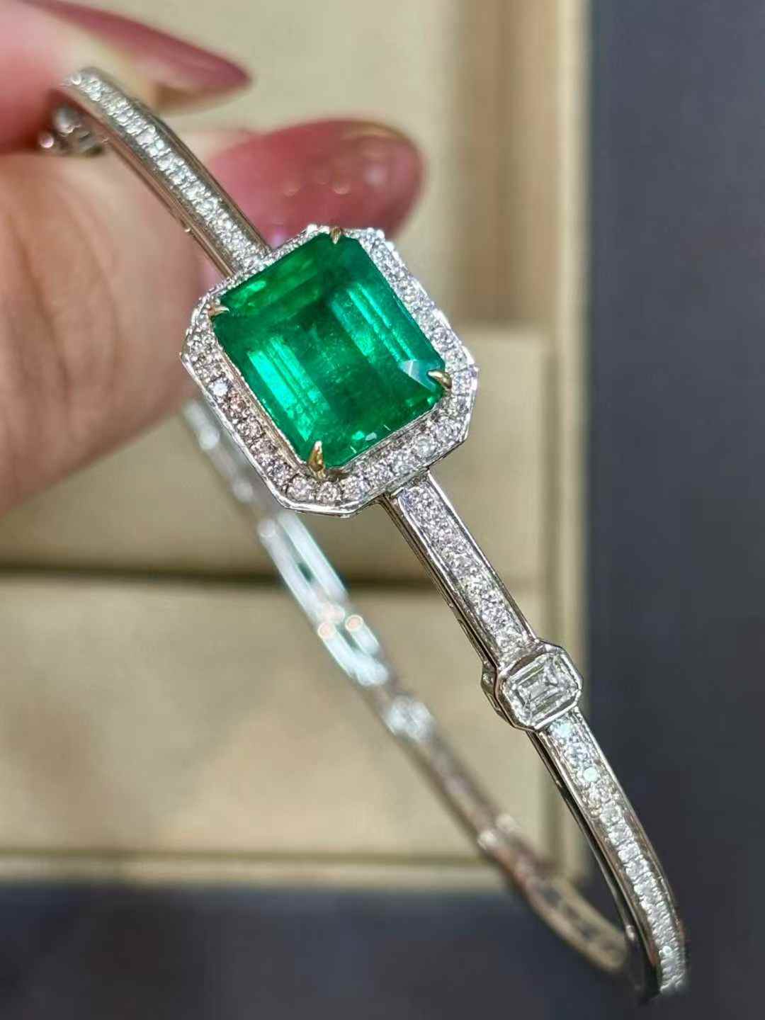 4ct驚愕のコストパフォーマンス！ 4ct ヴィヴィッドグリーン エメラルド バングル プラチナ diamond-c-10000367 Diamond Celeb サンプル画像3