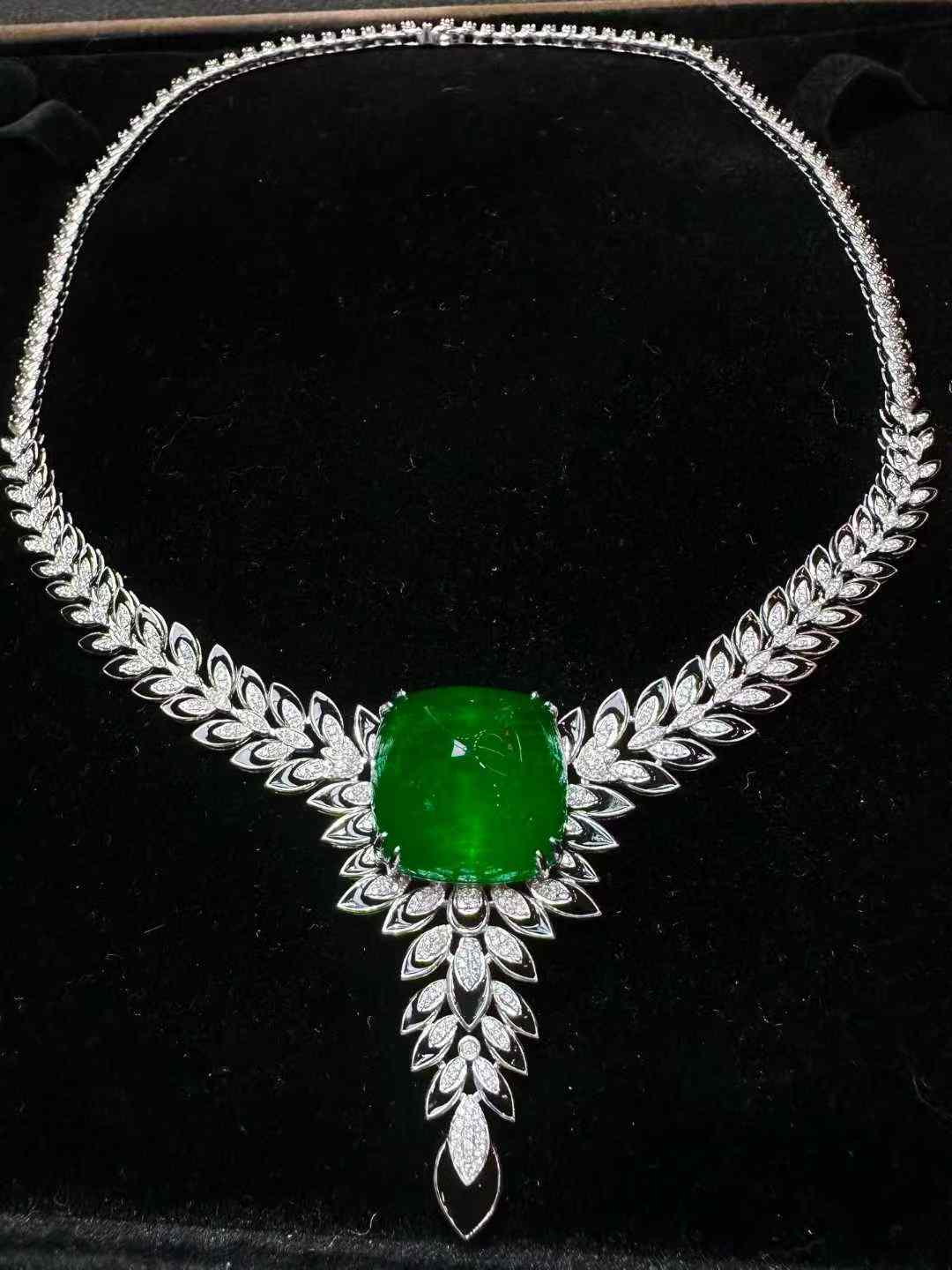 38.86ctムソーカラー ビビッドグリーン 38.86ct エメラルド ネックレス