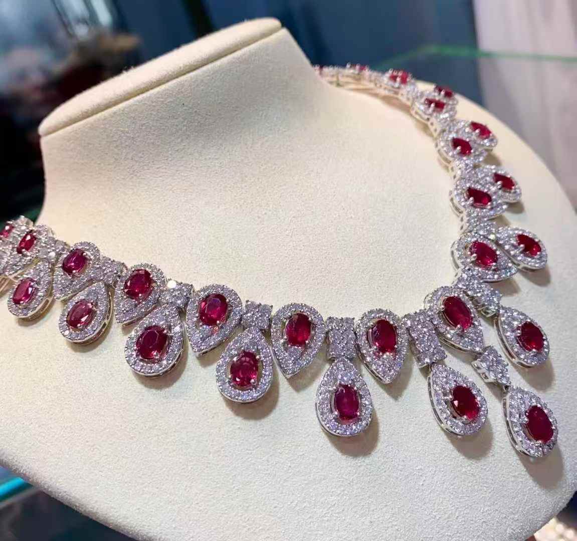 25ct超えのルビーと16ct以上のダイヤモンド ルビー（ピジョンブラッド／タイ産、AIGS証明書付）25.05ct