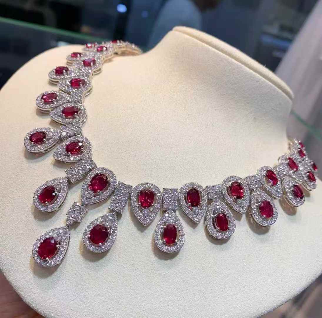 25ct超えのルビーと16ct以上のダイヤモンド ルビー（ピジョンブラッド／タイ産、AIGS証明書付）25.05ct