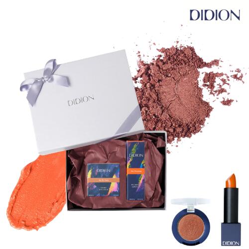 DIDION GIFT SET“Healthy Orange” SET 2024SSより登場した新作オレンジリップと、深みのあるオレンジアイシャドウを組み合わせた同系色セット。 ワントーンで簡単にこなれ感のあるメイクが完成します。 トレンドを問わず、季節を選ばず使えるオレンジカラーは、ギフトにもおすすめ。 DIDIONロゴ入りのギフトボックスに入れてお届けします。 ※写真はイメージです。商品は各1点ずつ計2点のセットです。 ※商品ごとに化粧箱入りで、ロゴ入りギフトボックスに梱包して発送します。 ※モニターの発色により実際と異なる場合があります。 【SET内容】 ・DIDION SINGLE EYECOLOR : 02 Say My Name 内容量：1.7g ・DIDION PLUMPING LIPSTICK : 05 Day Dreaming 内容量：3.5g 【全成分表】 02 Say My Name タルク、合成フルオロフロゴパイト、酸化鉄、マイカ、酸化チタン、ラウリン酸ヘキシル、ミリスチン酸Mg、ナイロン－12、リンゴ酸ジイソステアリル、フェニルトリメチコン、ステアリン酸Mg、ステアロイルオキシステアリン酸オクチルドデシル、ヘキサ（ヒドロキシステアリン酸／ステアリン酸／ロジン酸）ジペンタエリスリチル、ポリメタクリル酸メチル、ハイビスカス花エキス、セラミドNP、サッカロミセス／コメ発酵液、カプリリルグリコール、ネオペンタン酸イソステアリル、カプリル酸グリセリル、エチルヘキシルグリセリン、トリエトキシカプリリルシラン、水、BG、グリセリン、ジメチコン、1，2－ヘキサンジオール、トコフェロール 05 Day Dreaming テトライソステアリン酸ペンタエリスリチル、オクチルドデカノール、トリイソステアリン酸ポリグリセリル－2、クエン酸トリオクチルドデシル、合成ワックス、（VP／ヘキサデセン）コポリマー、マイカ、酸化鉄、黄5、マイクロクリスタリンワックス、酸化チタン、1，2－ヘキサンジオール、乳酸メンチル、ポリヒドロキシステアリン酸、トリ脂肪酸（C10－18）グリセリル、（エチレン／プロピレン）コポリマー、加水分解コラーゲン、コラーゲンエキス、水溶性コラーゲン、コラーゲン、コラーゲンアミノ酸、水溶性コラーゲンクロスポリマー、ロジン加水分解コラーゲン、アテロコラーゲン、ミリストイル加水分解コラーゲンK、セラミドNP、オリーブ果実油、ティーツリー葉油、水、バニリルブチル、香料、ジメチコン 【返品・交換について】 不良品、ご注文商品と異なる商品が届いた場合は、良品と交換または返品を承ります。 交換ご希望商品の在庫がない場合は納期を確認してご案内します。 イメージ違いなどお客様ご都合による返品交換はお受けしておりません。 [ 検索キーワード ] シングルアイカラー / プランピングリップ / DIDION / 口紅 / アイシャドウ / コスメ / 化粧品 / 韓国コスメ / コンパクト / 人気 / セット