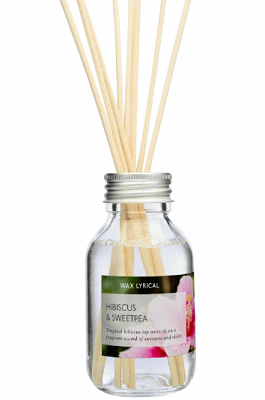 ---------------information--------------- イングリッシュフラワーズ リードディフューザー 爽やかなお花の香りが気持ち良い、お手頃価格の入門シリーズ。爽やかで気持ちの良いフローラルな香りをお手軽に試せる数量限定シリーズ。イギリス製のリードディフューザーを低価格で試せるチャンスです。 ハイビスカス＆スイートピートロピカルなハイビスカスの香りをトップノートにスイートピーとバイオレットをブレンドした愛らしい香り。 ※メーカー都合によりパッケージデザイン、形状などが多少変更になる場合がございますのでご了承ください。 商品詳細 ■サイズ：20×6×6cm　　100ml ■芳香期間目安：約2ヶ月 ■香り：ハイビスカス＆スイートピー ■ブランド：ワックスリリカル（英・コロニー） ご注意事項 ※注文が集中した場合、発送が遅れたり、在庫切れで販売できなくなる可能性があります。 ※モニターにより色の見え方が実際の商品と異なることがございます。Wax Lyrical/イングリッシュフラワーズ リードディフューザー ENGLISH FLOWERS（イングリッシュフラワーズ） 爽やかなお花の香りが気持ち良い、お手頃価格の入門シリーズ。 爽やかで気持ちの良いフローラルな香りをお手軽に試せる数量限定シリーズ。 イギリス製のリードディフューザーを低価格で試せるチャンスです。 香りのバリエーション ■ワイルドローズ＆ガーデニア・・・甘いローズの香りをトップノートにブレンドした、ムスクとプレシャスウッドの華やかな香りです。 ■ハイビスカス＆スイートピー・・・トロピカルなハイビスカスの香りをトップノートにスイートピーとバイオレットをブレンドした愛らしい香り。 ■ラベンダー＆カモミール・・・ラベンダーとローズをブレンドした瑞々しくフローラルな人気の香りです。