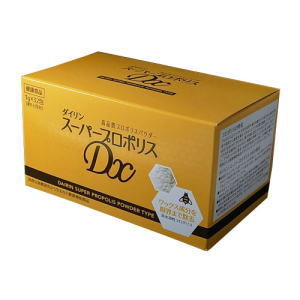 名称プロポリス含有食品内容量32g(1g×32包)原材料麦芽糖、粉末還元麦芽糖水飴、プロポリス抽出物、香料、炭酸水素ナトリウムお召し上がり方1日1〜3包を目安に口の中で溶かしながらお召し上がり下さい。製造元ダイリン販売株式会社商品紹介プロポリスには多くの自然物質が含まれていますが、細胞の代謝に役立つミネラル 類、ビタミン類、アミノ酸、フラボノイドなどの含有率が高く、中でもフラボノイド含有率が高いのが特徴です。ダイリンスーパープロポリスの原料は、厳選されたブラジルのユーカリ原生林のプロポリスを使い、ワックス成分を限界まで除去。体内に取り込みやすい高水溶性プロポリスを実現、更に苦みや臭みを無くし飲みやすさを追求した画期的な製品が誕生しました。広告文責株式会社ノースウェブ納期・注意事項※通常3日〜5日前後で配送の予定ですが、人気商品の為、商品欠品の場合、それよりもお時間をいただいたり、商品完売といったご連絡をさせていただくことがございます。仕様・パッケージなどは予告無く変更となる場合もございます。ご了承くださいませ。その他/直送区分他自社出荷区分：健康食品 販売元/ ダイリン 生産国/日本 広告文責:株式会社ノースウェブ　Tel 0144-52-0018レモン味にリニューアルしました。厳選されたブラジルのユーカリ 原生林のプロポリス(高品質プロポリスエキス・アルテピリンC含有)を使用。お子様から高齢者まで、水無しで飲めるプロポリスです。プロポリスは、ミツバチが巣の補強や内部を細菌などから守るために樹脂や樹液から作るヤニ状の物質です。蜜蜂が巣に持ち帰った樹液を巣作りに利用し、有害なバクテリアや、微生物から巣を守るという優れた働きを持った物質です。健康食品としての歴史は古く、古代エジプトや、インカ帝国などでも珍重されていました。お手軽な健康補助食品として、ご家族皆様の健康の管理や維持にご利用いただけます。★商品へのレビューもお待ちしてます★