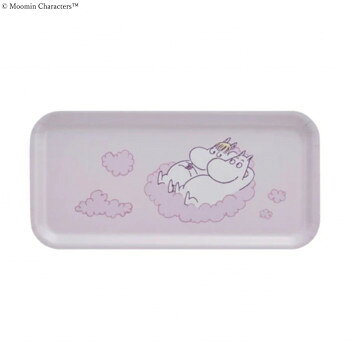 テーブルを華やかに彩るムーミンの木製トレイです。※火気に近づけないでください。※水につけおきしないでください。※汚れた際は、濡れた布でやさしく拭き取ってください。サイズ約270×130mm個装サイズ：27.0×13.0×2.0cm重量個装重量：300g素材・材質バーチ材(メラミンコーティング)仕様耐熱温度:+100度食洗器使用不可生産国フィンランド※掲載納期は目安であり、商品欠品の場合、お時間をいただいたり、完売の場合もございます。仕様・パッケージなどは予告無く変更となる場合もございます。一部メーカー・仕入れ先からの直送商品等は、沖縄・離島・北海道へは配送不可(又は送料加算)となる場合もございます。広告文責:株式会社ノースウェブ　Tel 0144-52-00186416114970469